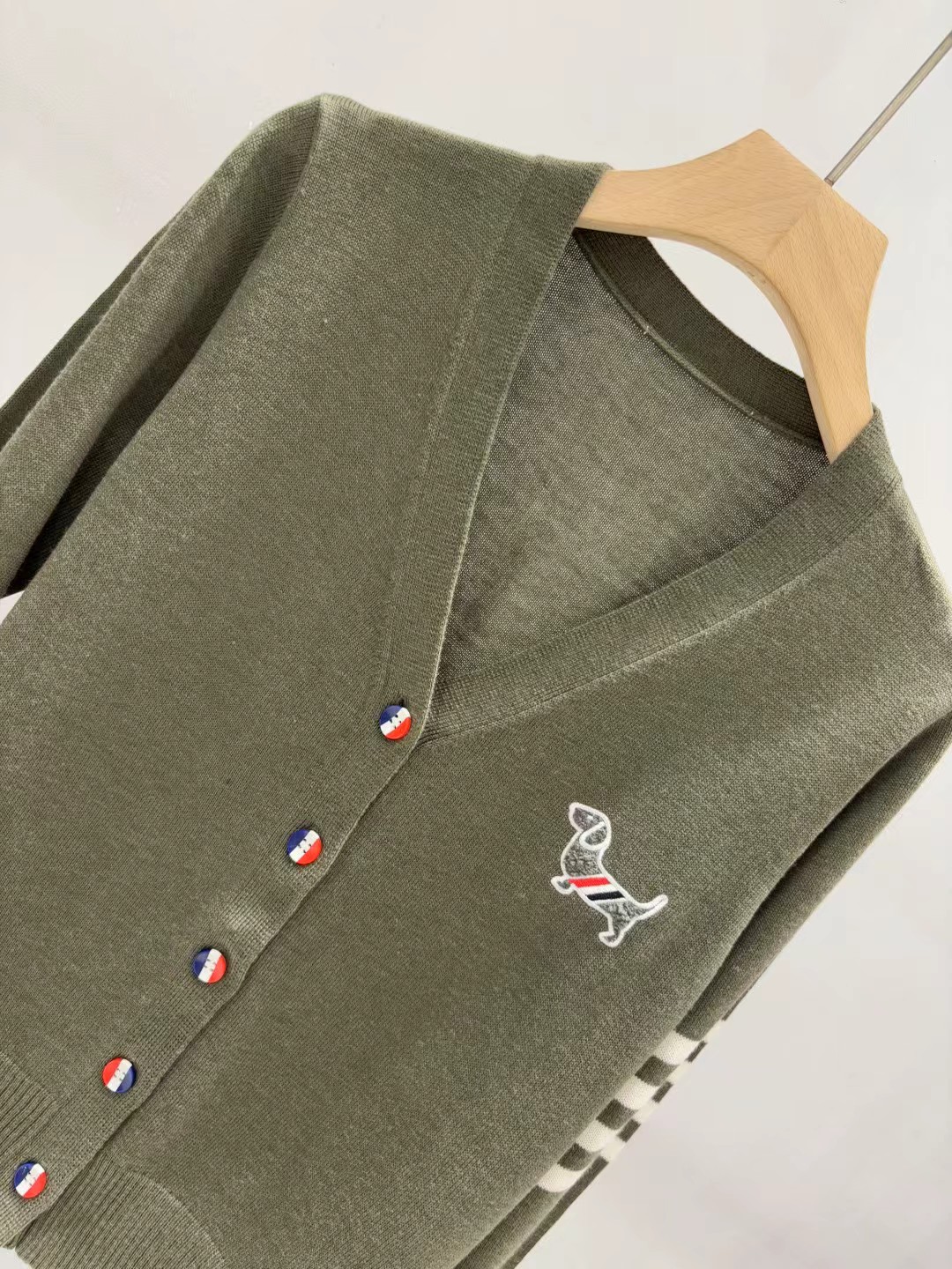 上新🆕🆕Thom Browne 25早秋新款 提花小狗针织V领开衫码数：SML