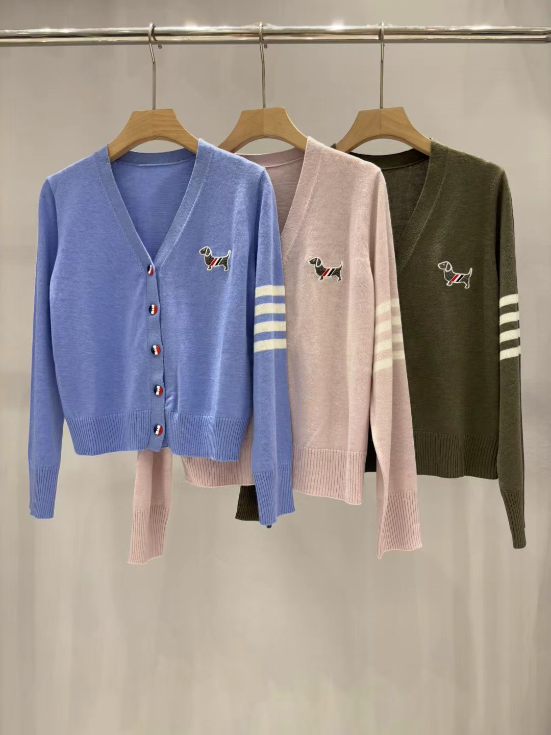 上新🆕🆕Thom Browne 25早秋新款 提花小狗针织V领开衫码数：SML