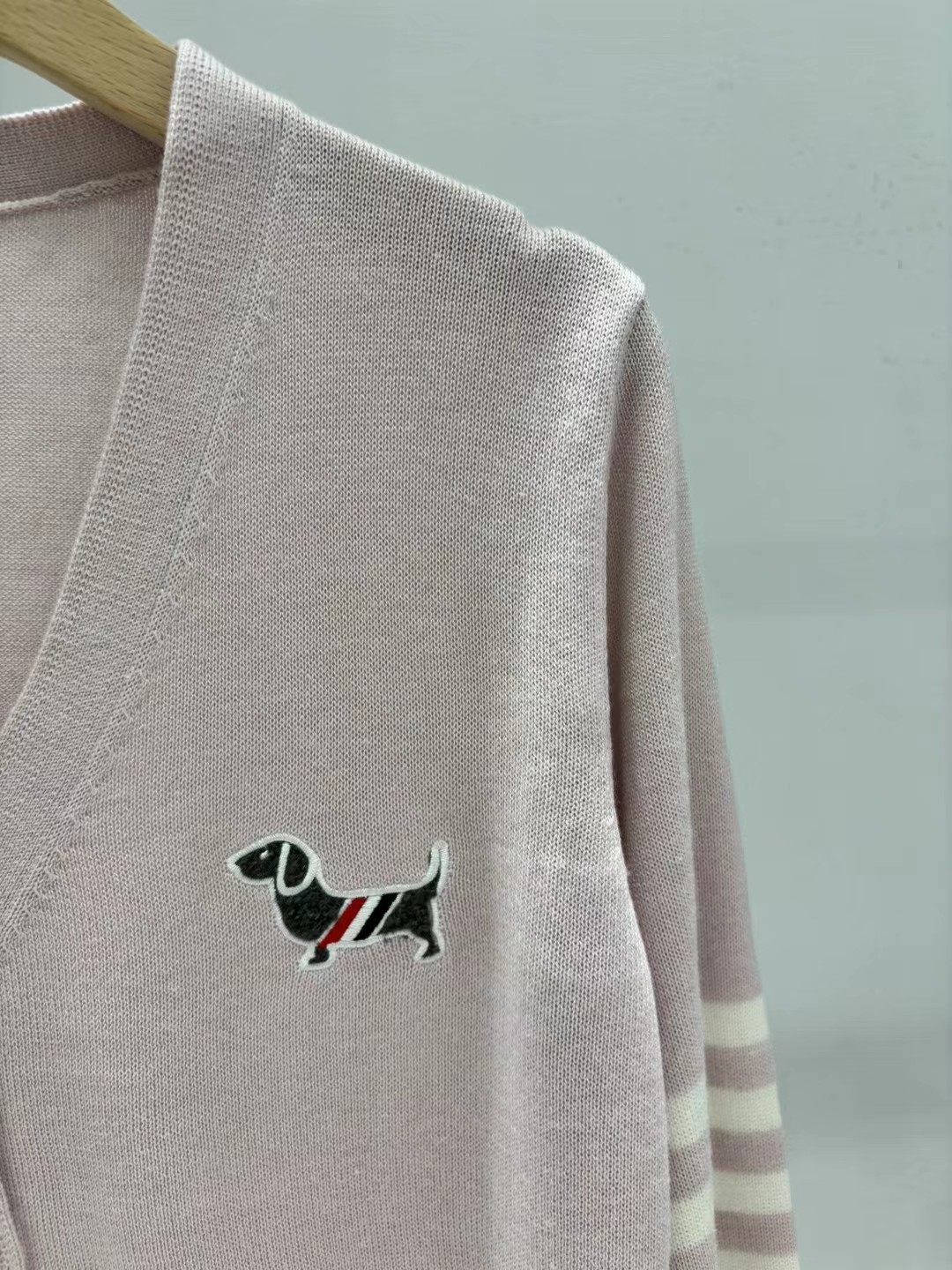 上新🆕🆕Thom Browne 25早秋新款 提花小狗针织V领开衫码数：SML
