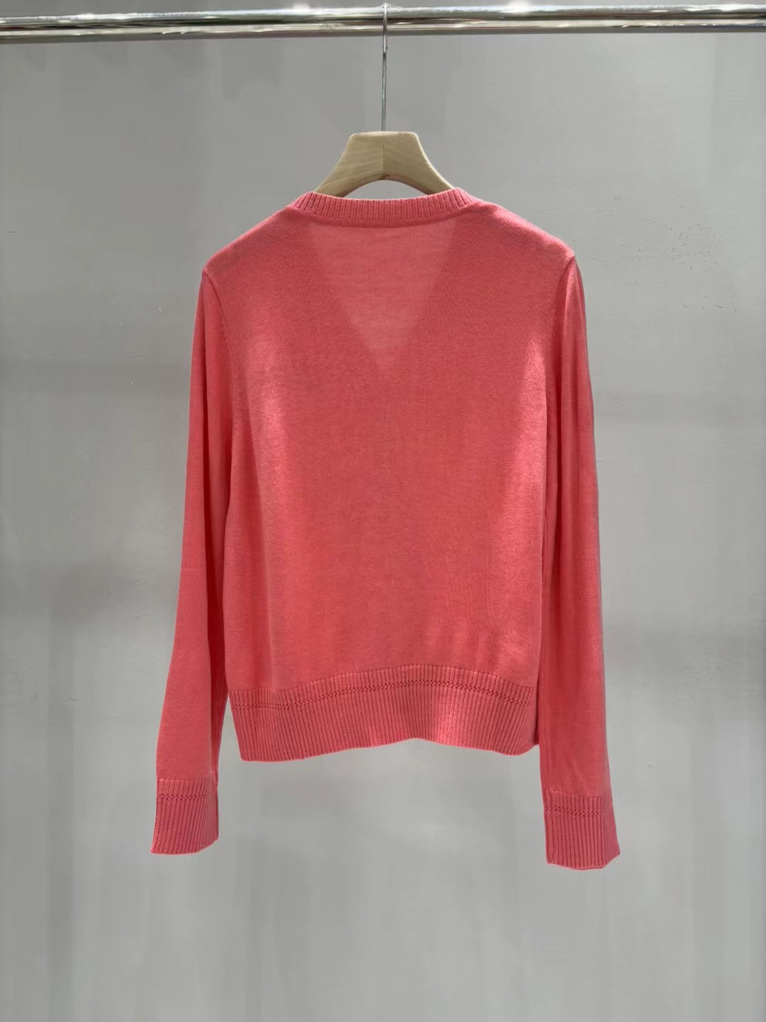 上新🆕🆕西太后 25早秋新款 V领提花logo针织开衫码数：SML