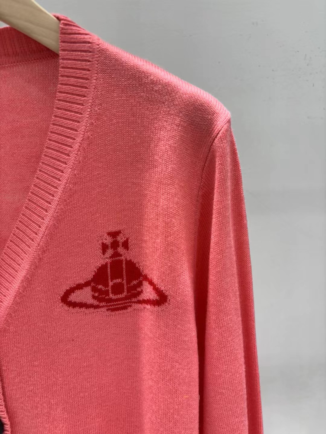 上新🆕🆕西太后 25早秋新款 V领提花logo针织开衫码数：SML