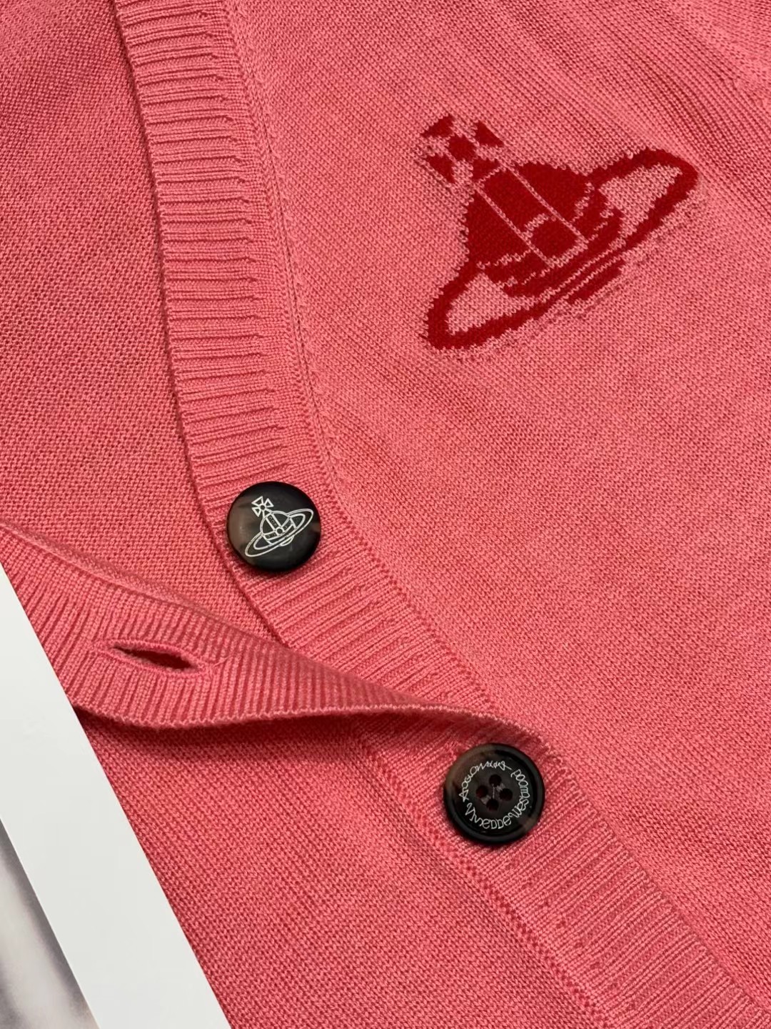 上新🆕🆕西太后 25早秋新款 V领提花logo针织开衫码数：SML