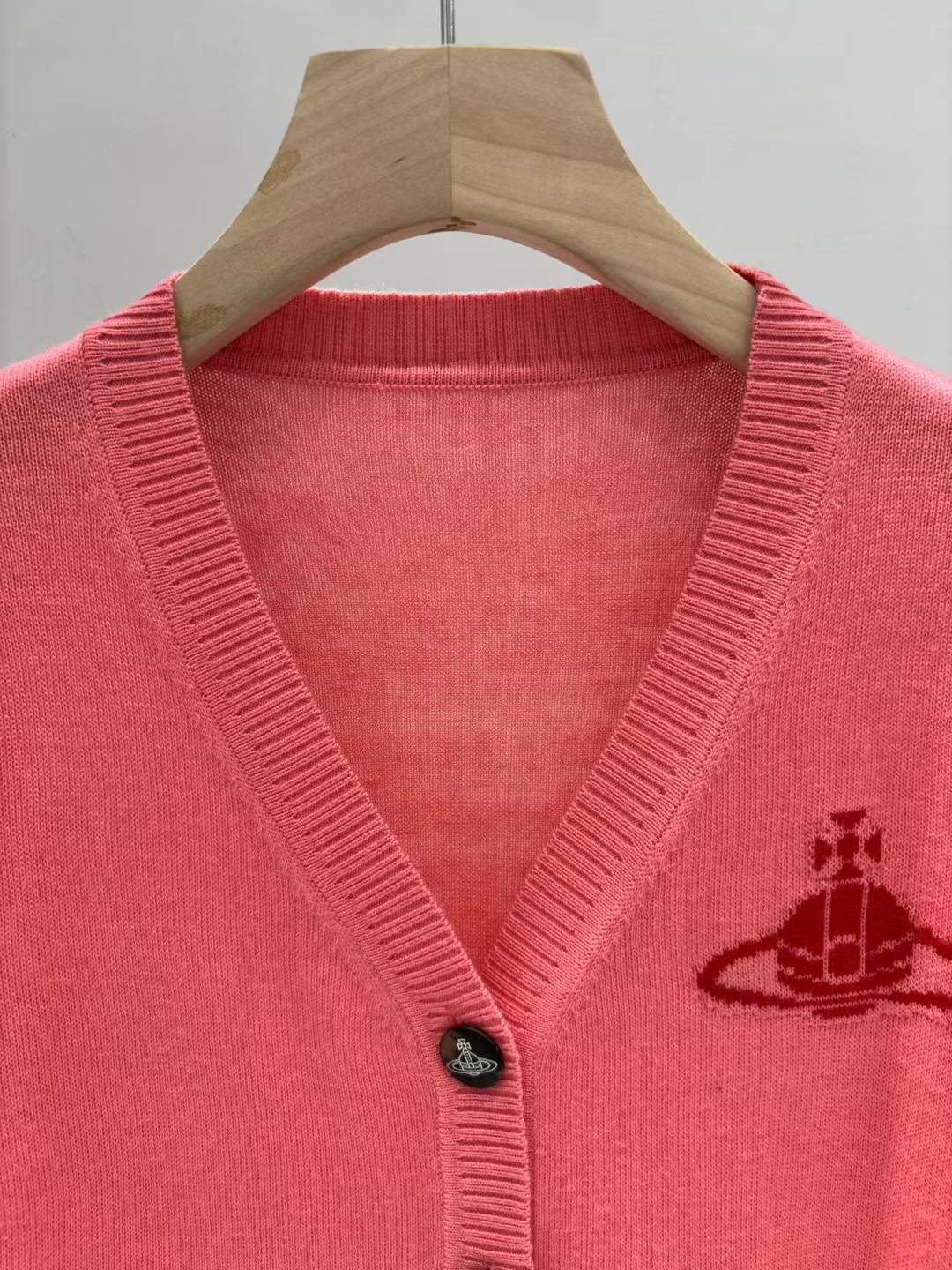 上新🆕🆕西太后 25早秋新款 V领提花logo针织开衫码数：SML