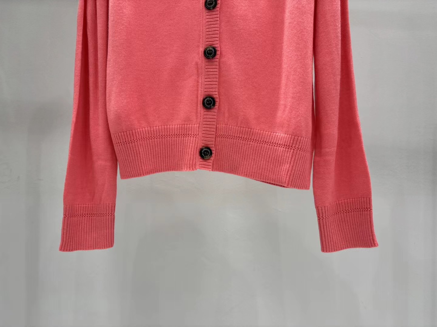 上新🆕🆕西太后 25早秋新款 V领提花logo针织开衫码数：SML