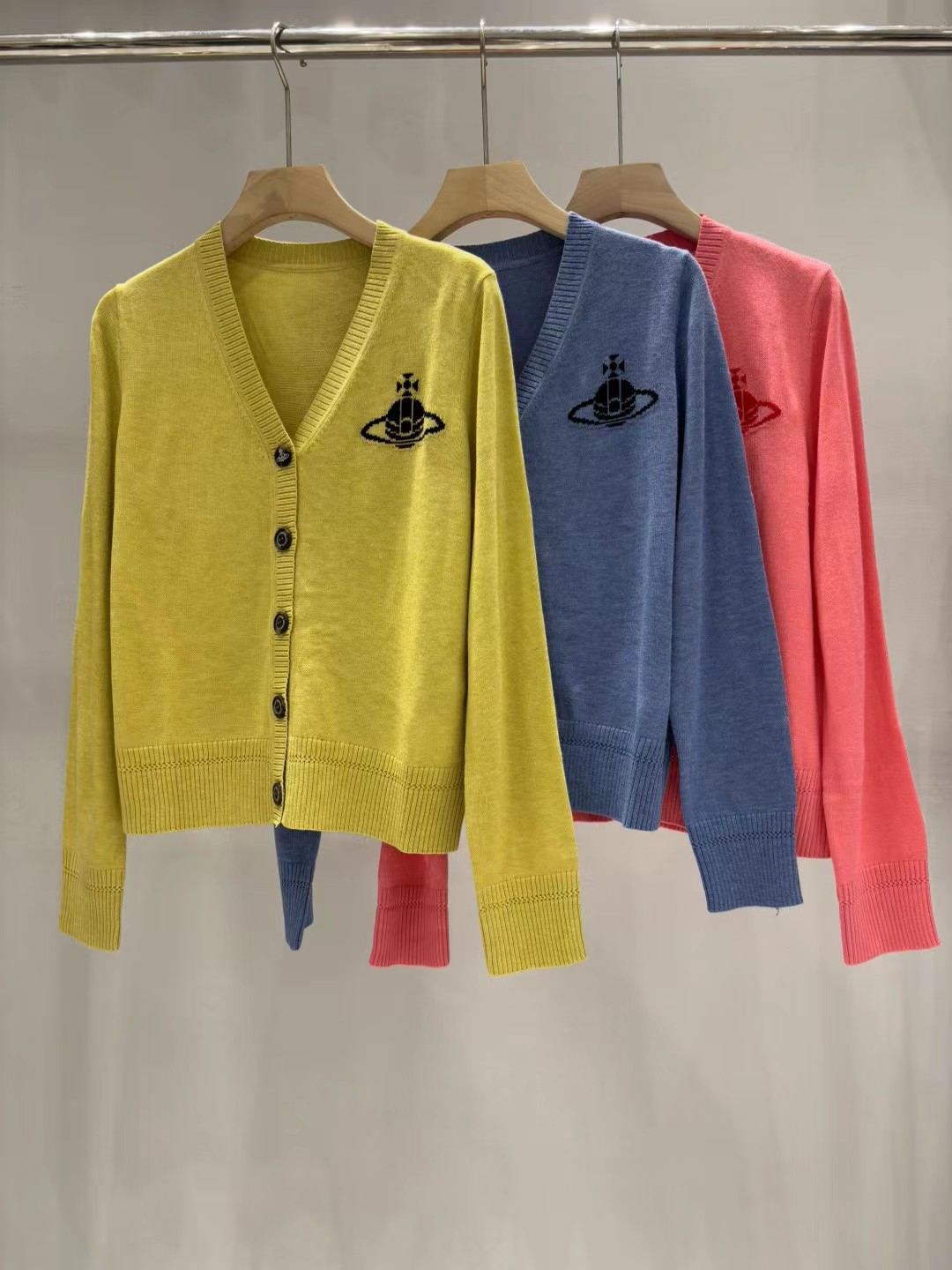 上新🆕🆕西太后 25早秋新款 V领提花logo针织开衫码数：SML