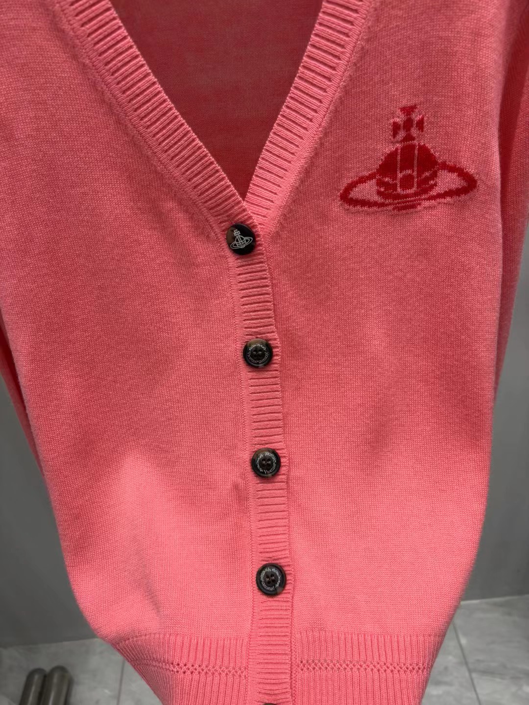 上新🆕🆕西太后 25早秋新款 V领提花logo针织开衫码数：SML