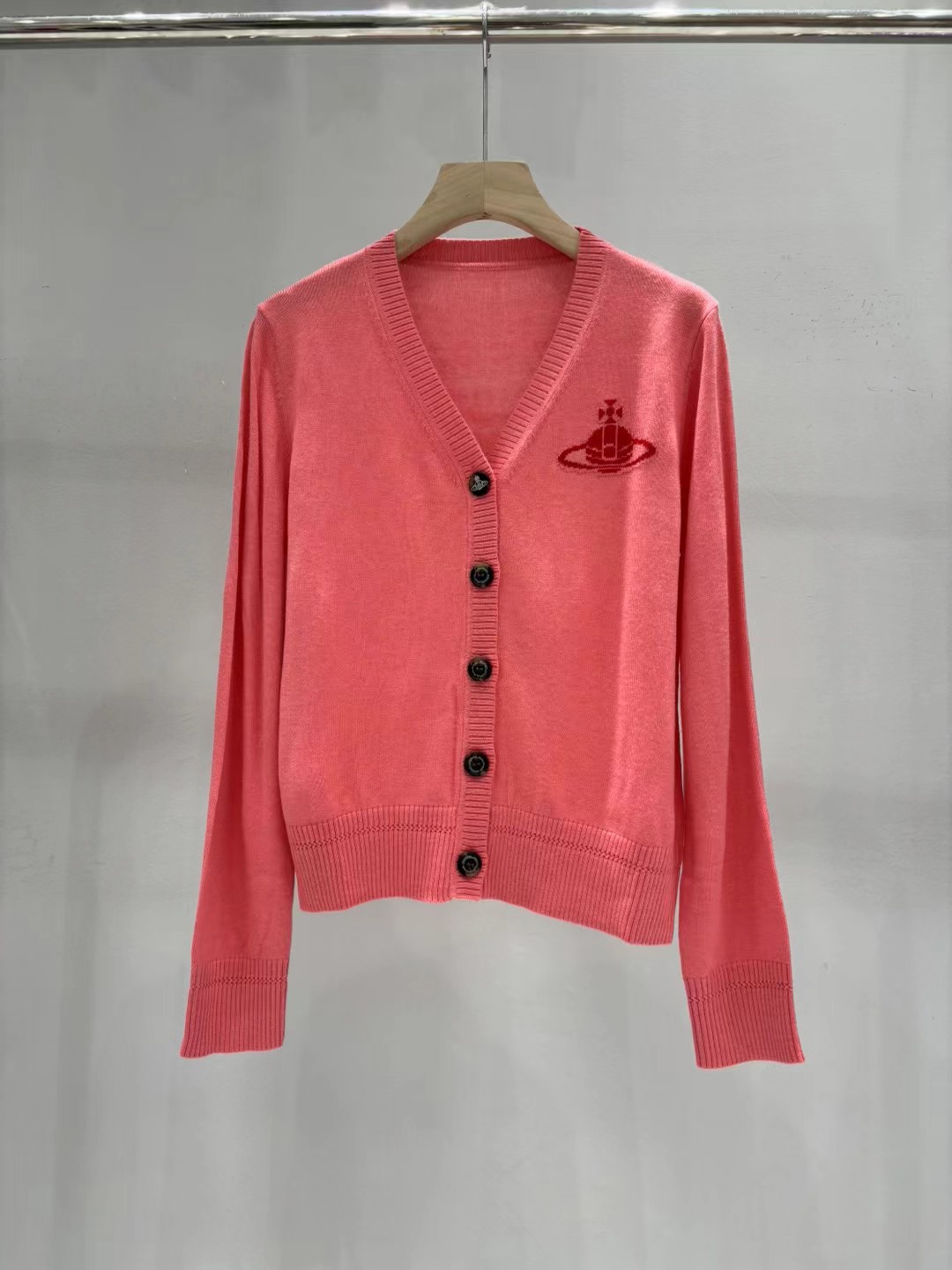 上新🆕🆕西太后 25早秋新款 V领提花logo针织开衫码数：SML