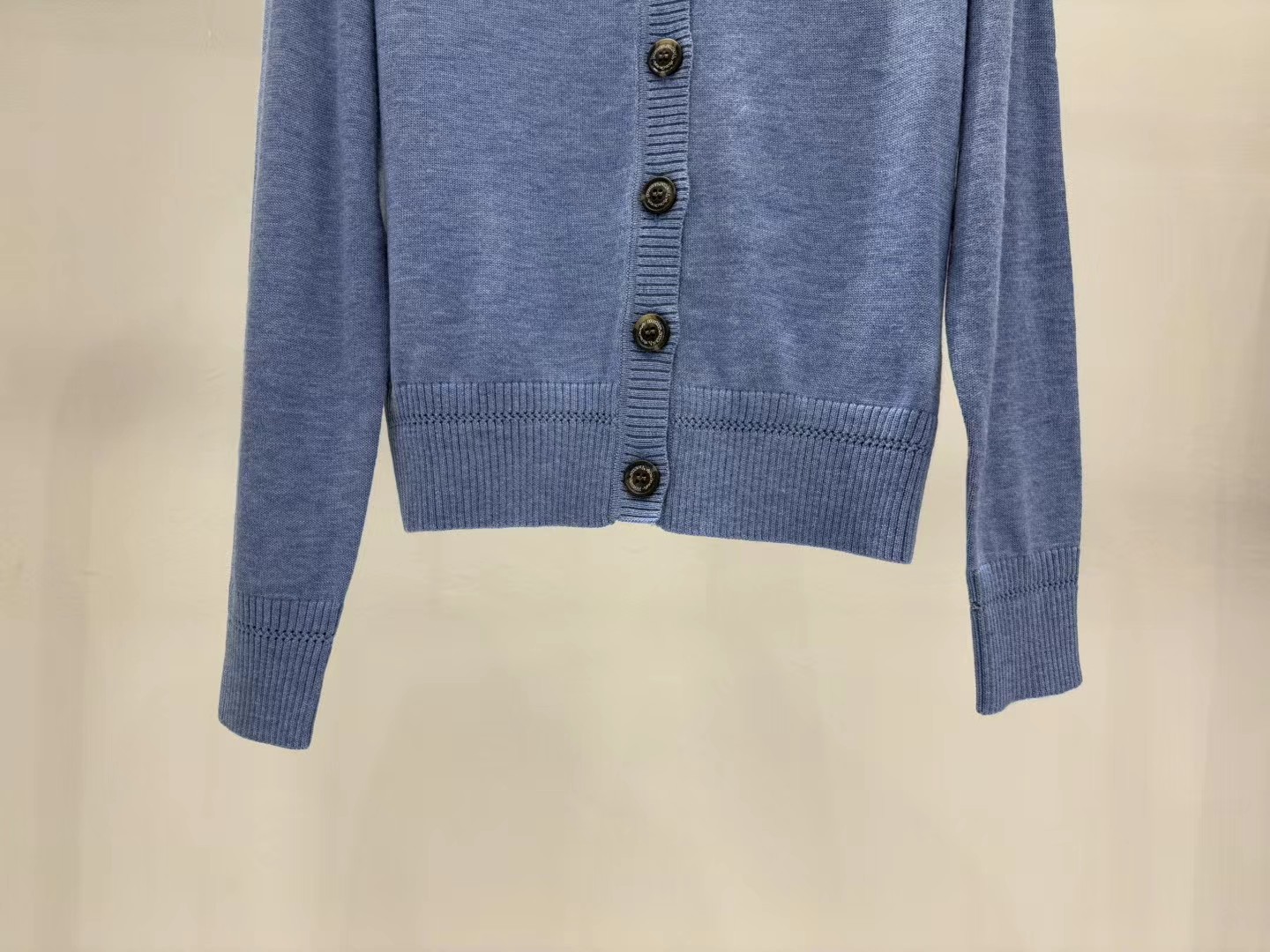 上新🆕🆕西太后 25早秋新款 V领提花logo针织开衫码数：SML