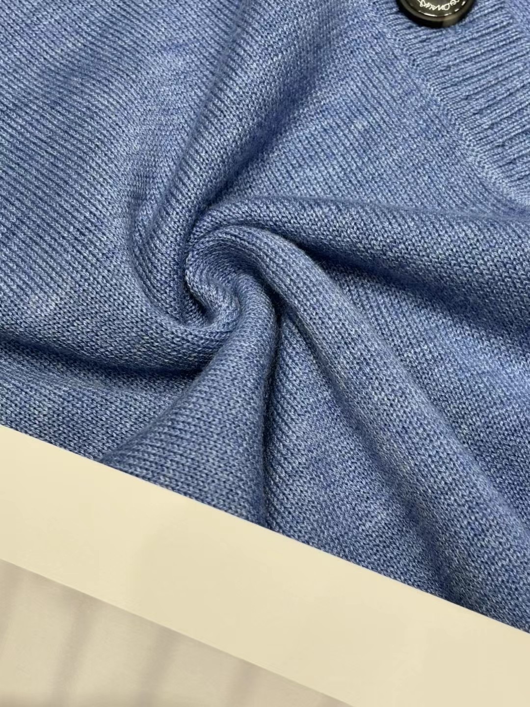 上新🆕🆕西太后 25早秋新款 V领提花logo针织开衫码数：SML