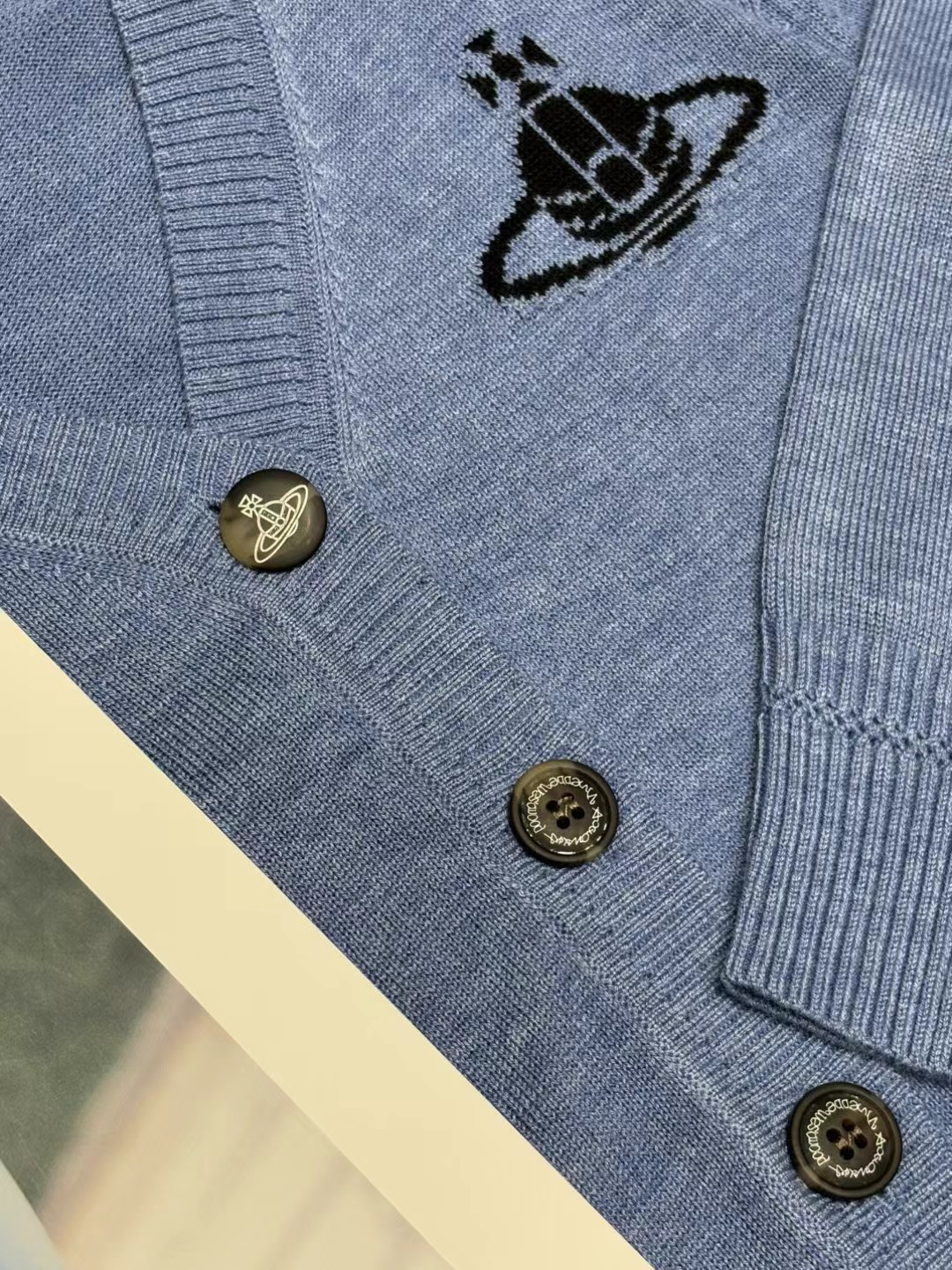 上新🆕🆕西太后 25早秋新款 V领提花logo针织开衫码数：SML