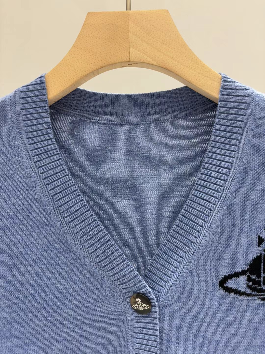 上新🆕🆕西太后 25早秋新款 V领提花logo针织开衫码数：SML