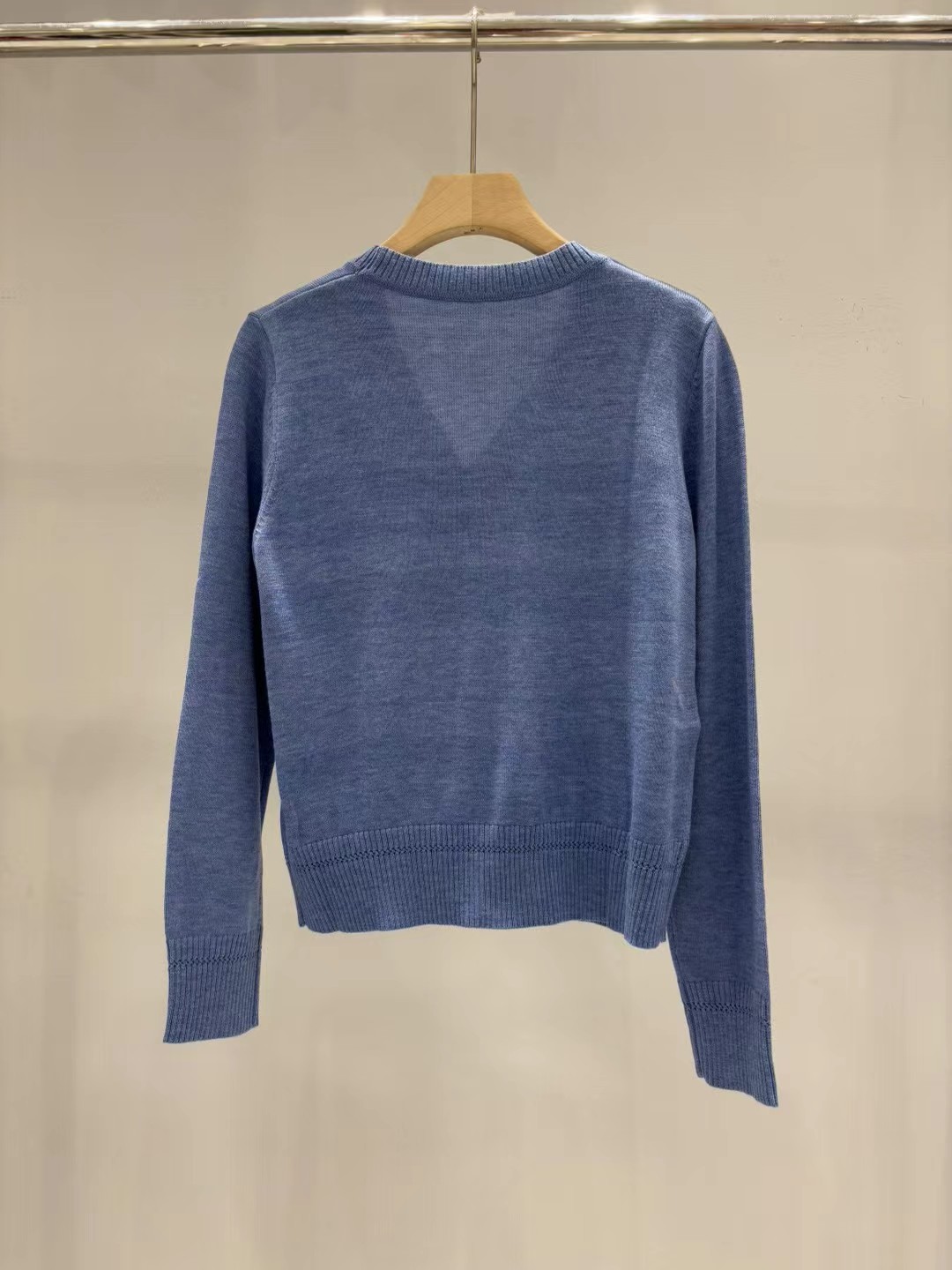 上新🆕🆕西太后 25早秋新款 V领提花logo针织开衫码数：SML