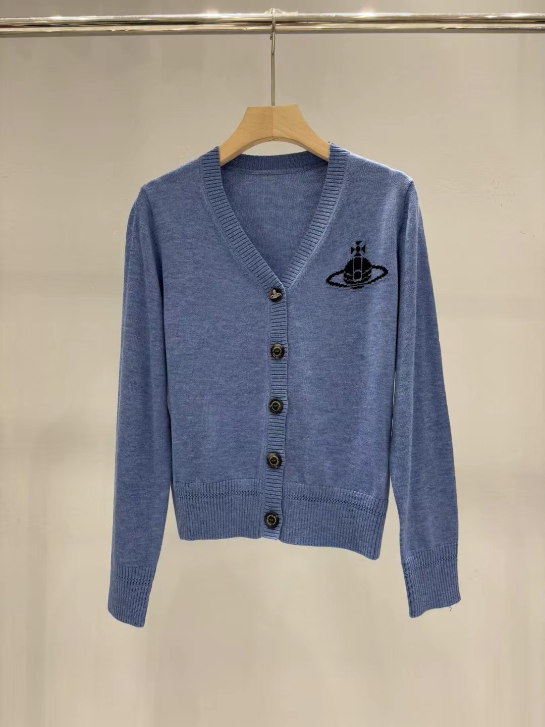 上新🆕🆕西太后 25早秋新款 V领提花logo针织开衫码数：SML