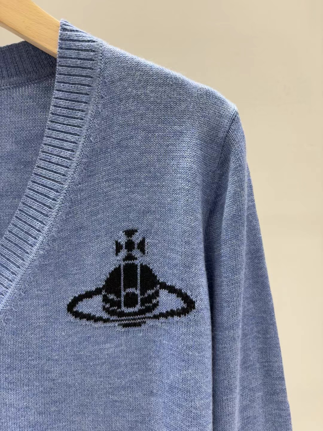 上新🆕🆕西太后 25早秋新款 V领提花logo针织开衫码数：SML