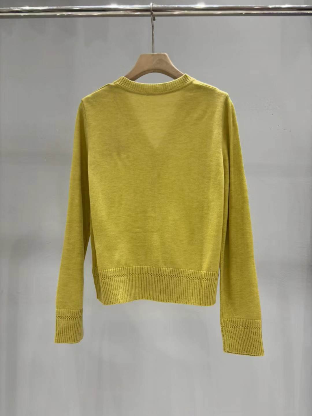 上新🆕🆕西太后 25早秋新款 V领提花logo针织开衫码数：SML