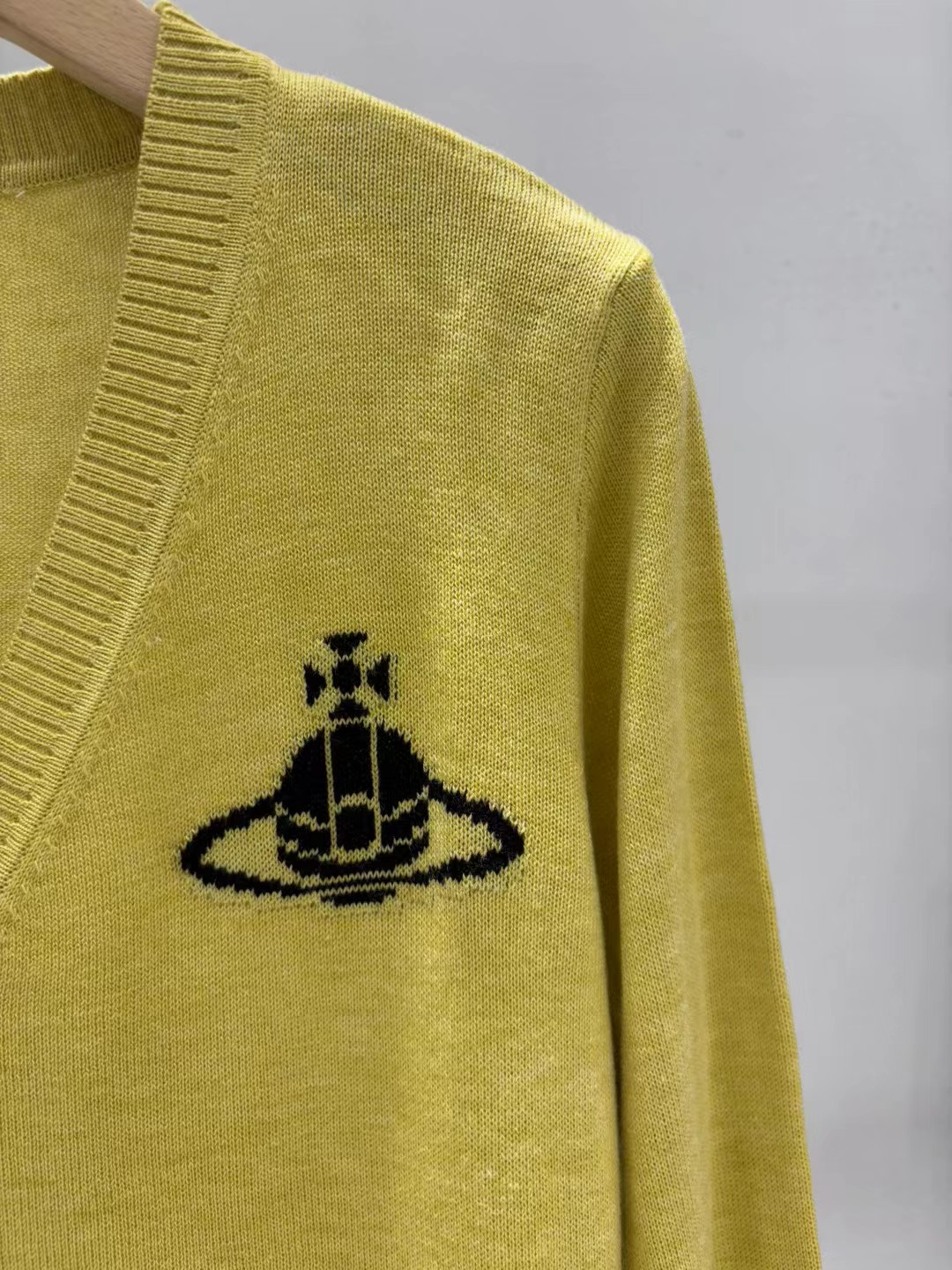 上新🆕🆕西太后 25早秋新款 V领提花logo针织开衫码数：SML