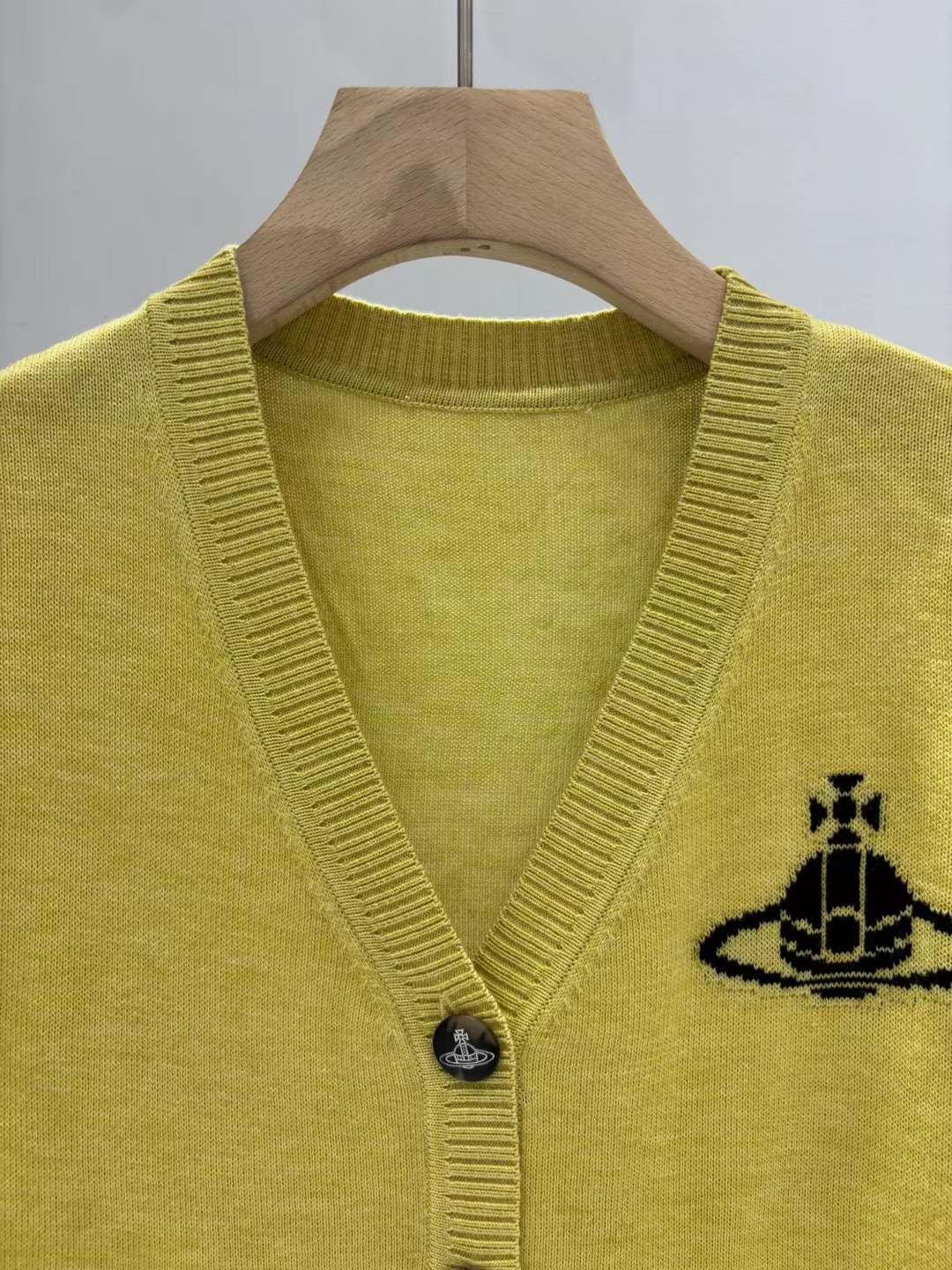 上新🆕🆕西太后 25早秋新款 V领提花logo针织开衫码数：SML