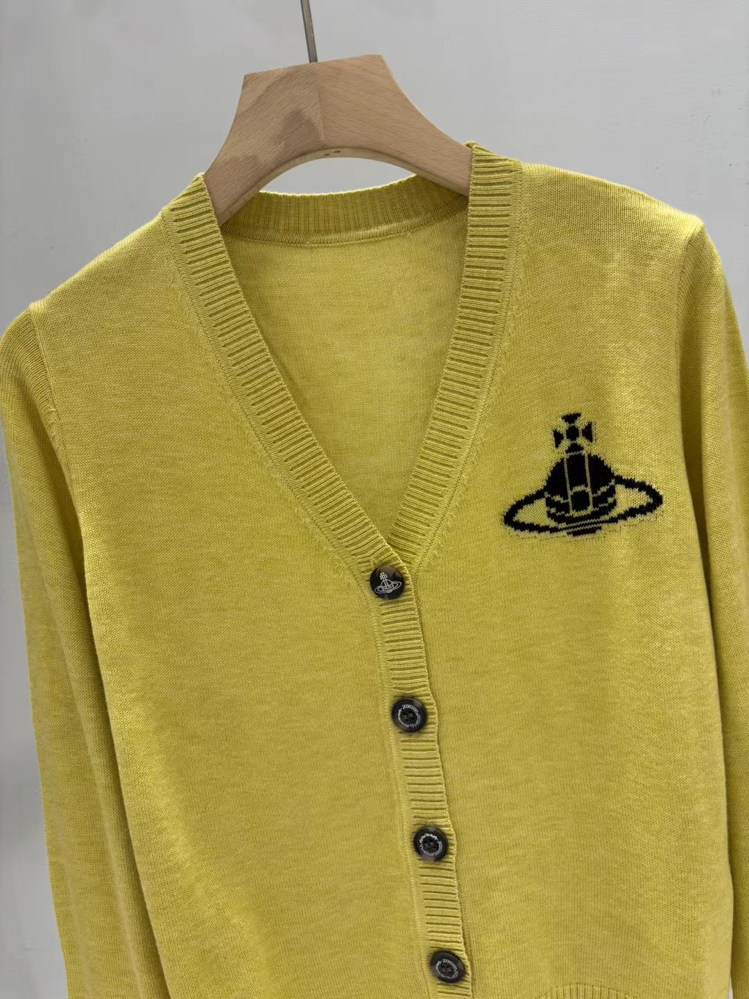 上新🆕🆕西太后 25早秋新款 V领提花logo针织开衫码数：SML