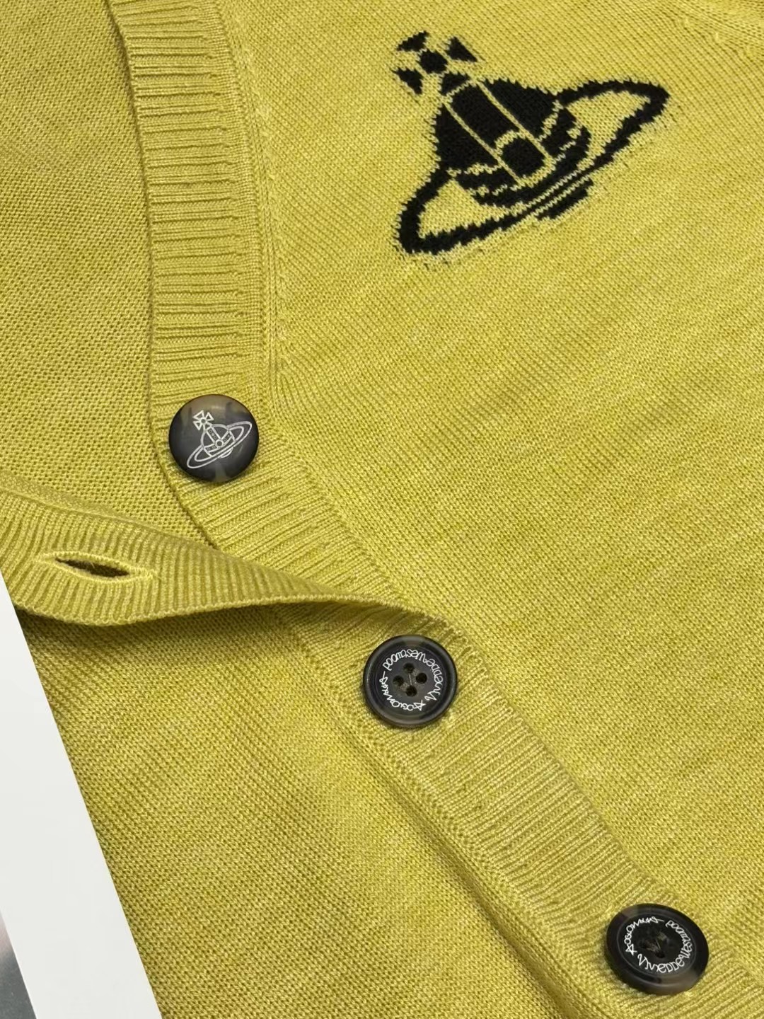 上新🆕🆕西太后 25早秋新款 V领提花logo针织开衫码数：SML