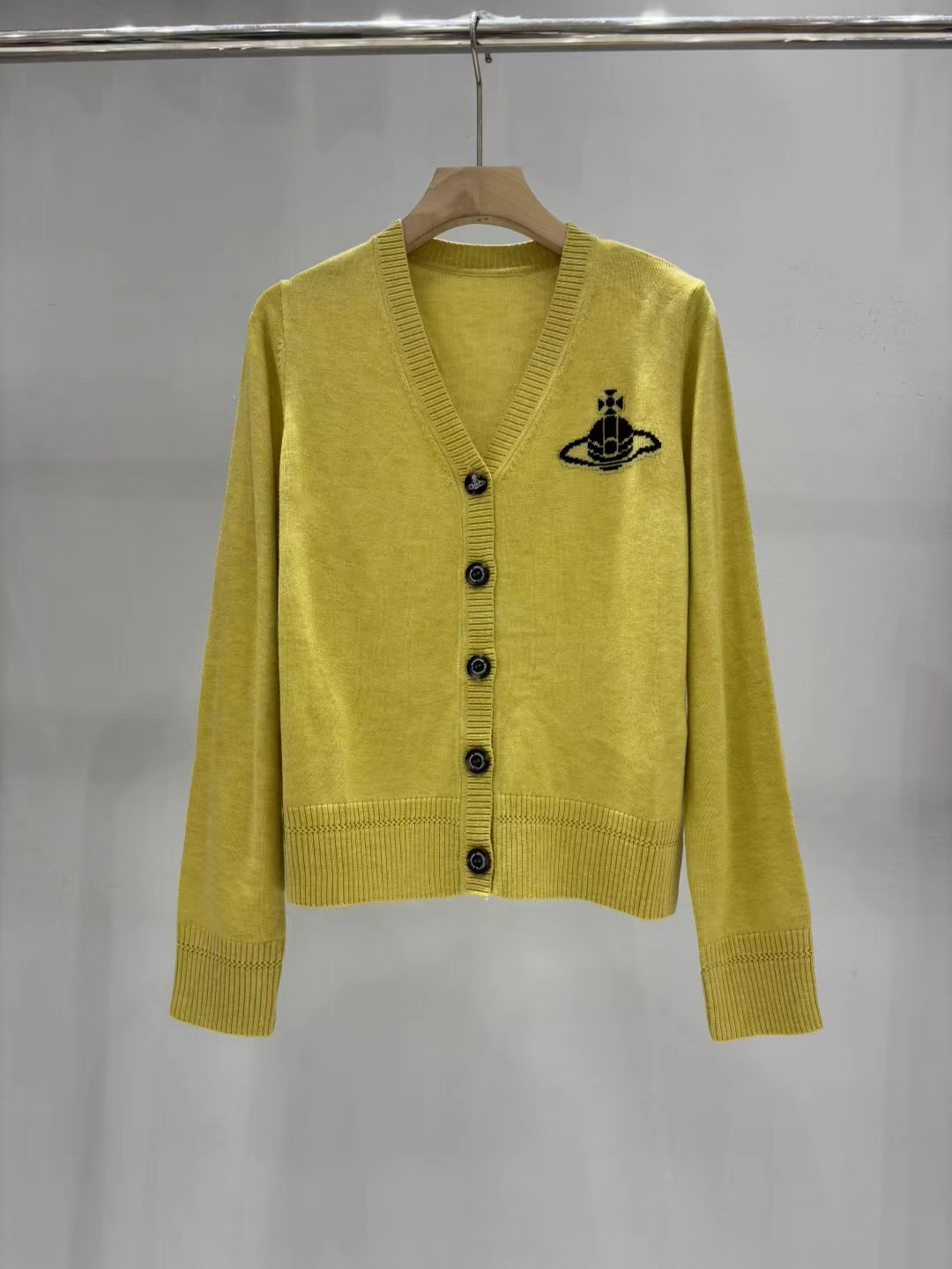 上新🆕🆕西太后 25早秋新款 V领提花logo针织开衫码数：SML