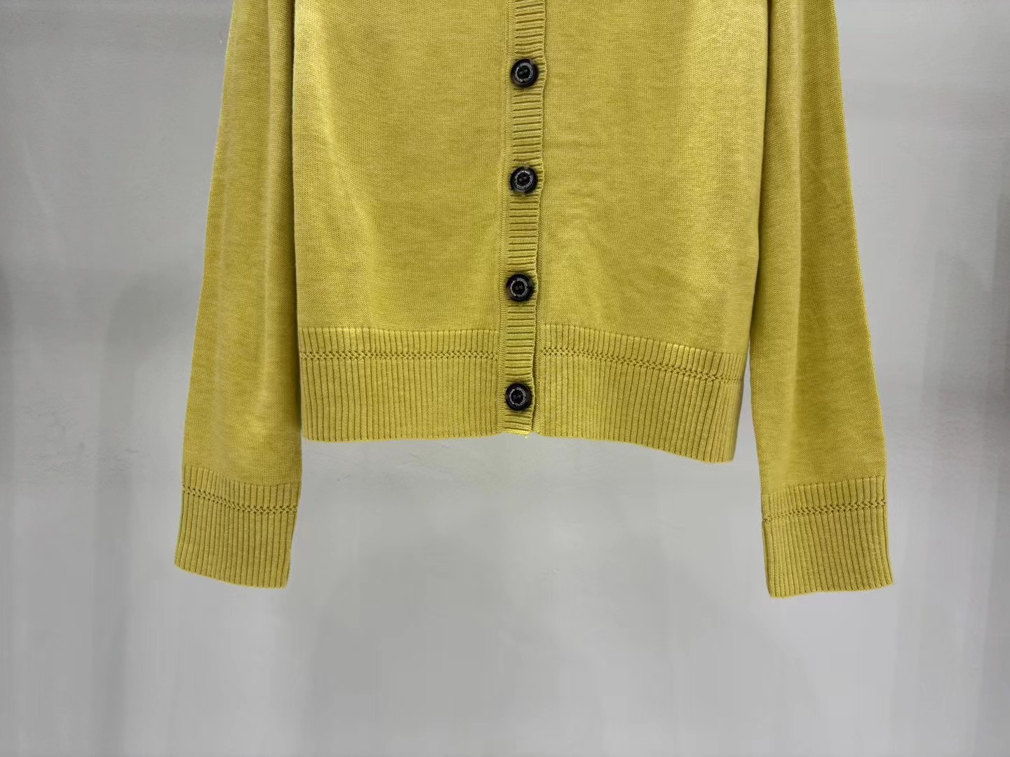 上新🆕🆕西太后 25早秋新款 V领提花logo针织开衫码数：SML