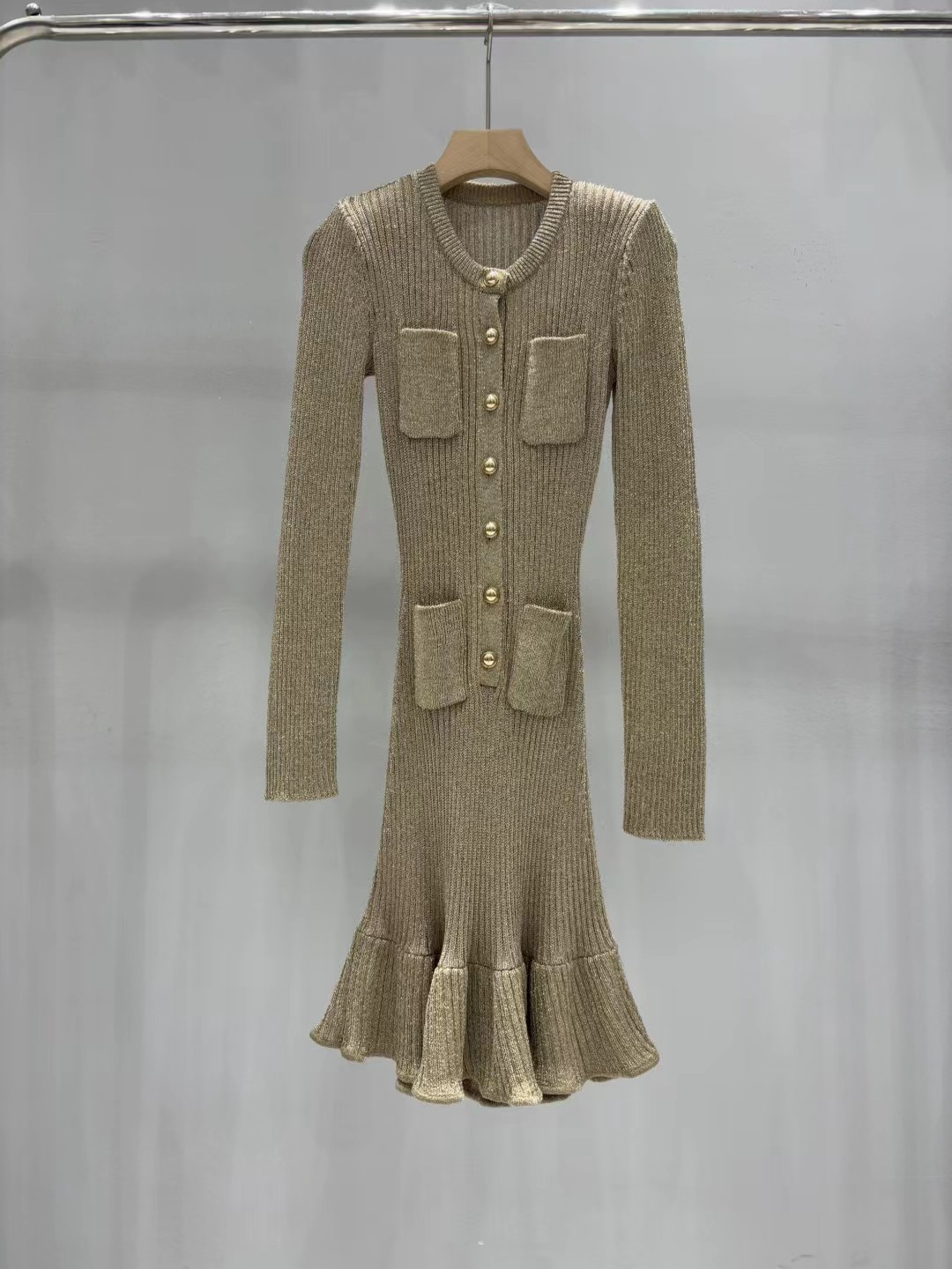 上新🆕🆕《1:1品质》self-Portrait 2025秋冬新款金色卢勒克斯针织小香风连衣裙码数：SM