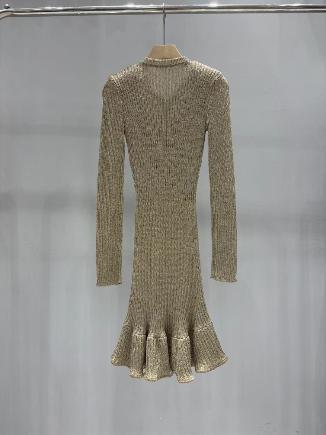 上新🆕🆕《1:1品质》self-Portrait 2025秋冬新款金色卢勒克斯针织小香风连衣裙码数：SM