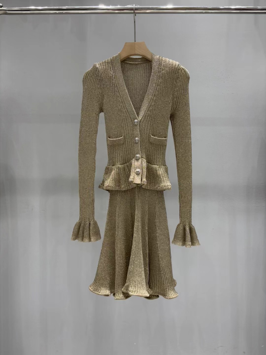 上新🆕🆕《1:1品质》self-Portrait 2025秋冬新款金色气质针织V领连衣裙码数：SML