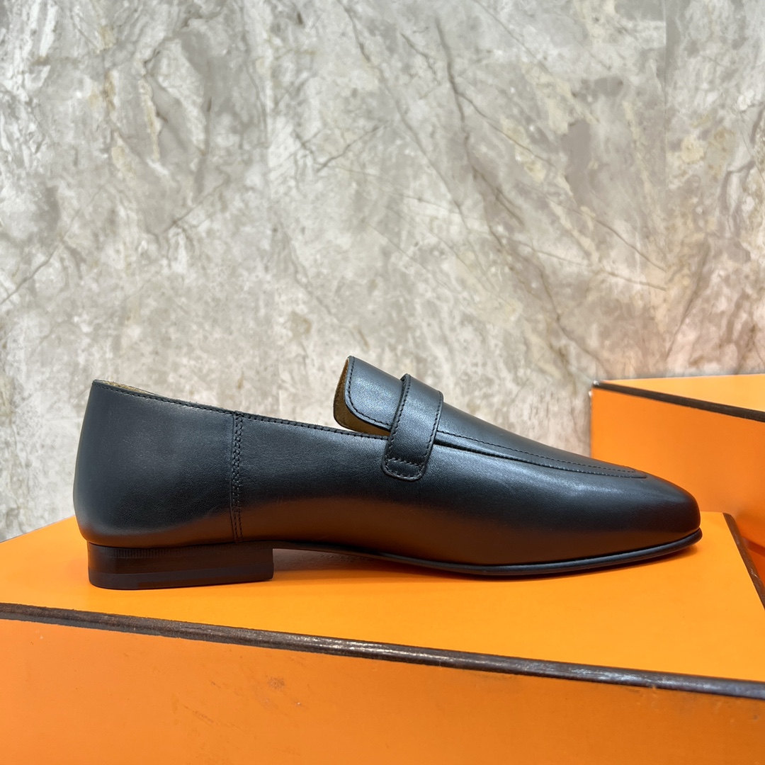 Hermès Giovanni Leather Loafers with Palladium Buckle - Classic Elegance 8 i1696481074 3845 6