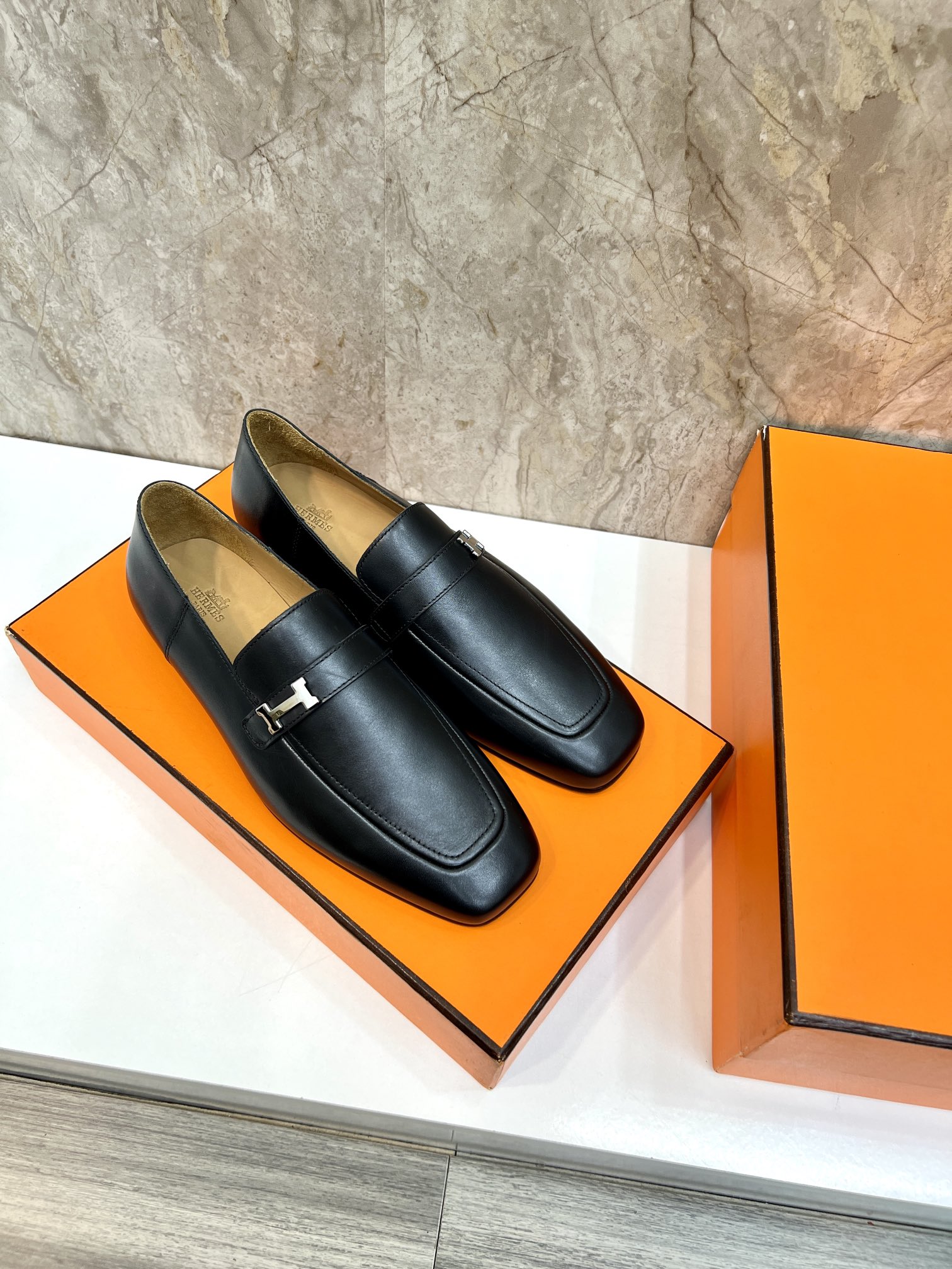 Hermès Giovanni Leather Loafers with Palladium Buckle - Classic Elegance 5 i1696481074 6872 3