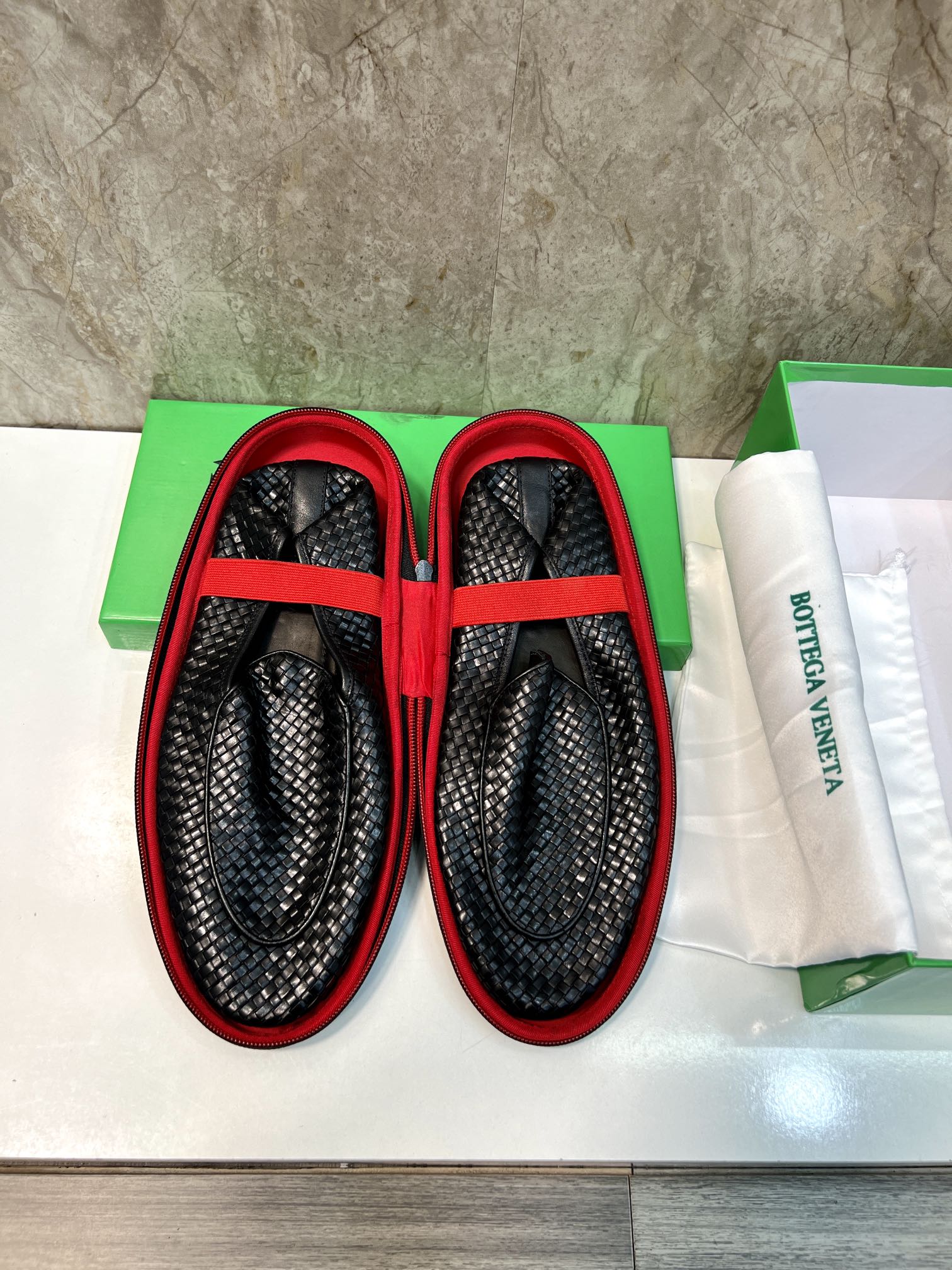 NO:744589,Bottega veneta~ Size 39-44. BV official website synchronizes new high-end series of hand-woven Oxford shoes, using imported French piping technology, hand-woven, and exquisite stitching. The inner calf leather is dyed, resistant to creases and not easy to deform, durable, simple and convenient to maintain. The calf leather foot pads are effective in absorbing sweat and breathable. The bottom layer of imported leather embryos and the genuine leather sole are self-breathing soles to relieve foot fatigue. Semi-Goodyear cold-bonded technology crystallizes works of art  Equipped with a shoe bag for easier carrying,,bottega veneta,bottega veneta,cowhide19860909Bottega veneta～ 码数39–44.批 BV官网同步新品高端系列手工编织牛津鞋,采用进口机车法国滚边工艺,手工编织,精致车工缝线.内里本染小牛皮,耐折痕不易变形,经久耐穿,保养简单方便,小牛皮垫脚有效吸汗透气.进口皮胚底层,真皮鞋底是一种自己能自动呼吸的鞋底,缓解脚疲劳.半固特异冷粘工艺结晶艺术品 配有鞋包携带更方便,,bottega veneta,bottega veneta,cowhide,Men's shoes