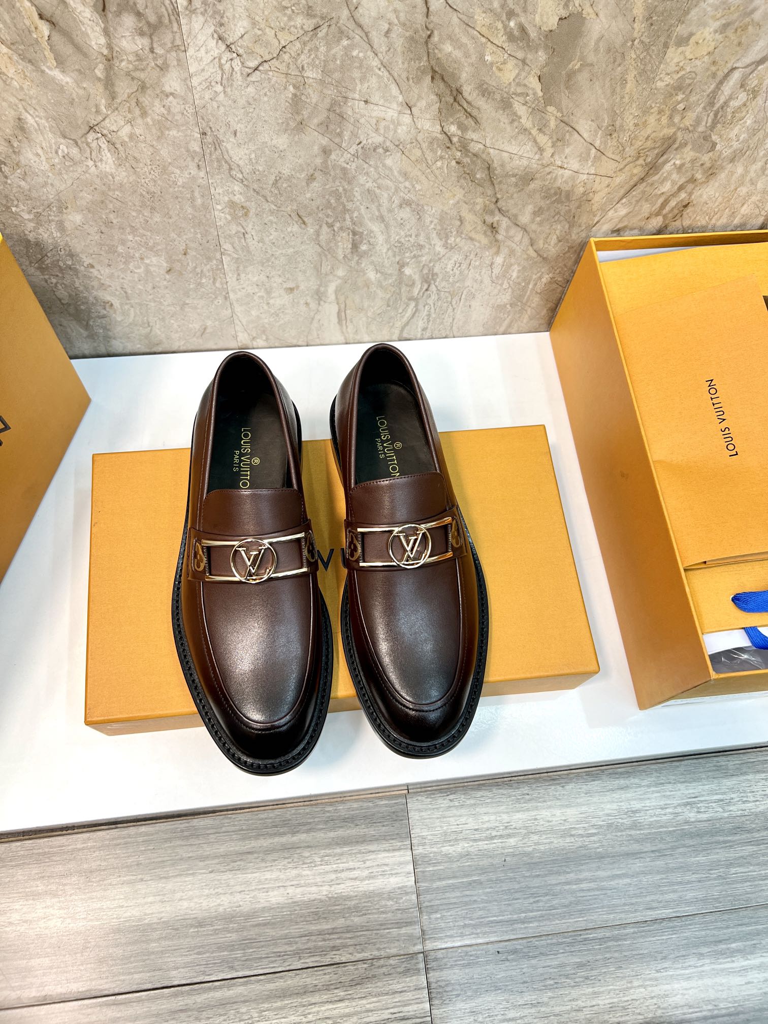 NO:272702,Louis Vuitton LV Men's classic Oxford shoes for men's business formal wear boutique leather shoes. Classic style. Amygdala exquisite toe. Extreme art. The shoes are imported cow leather (edge ​​beads). Selected carefully. The pores are delicate. The gloss is excellent, the texture is soft. The toughness is strong and the wear is not easy to deform. The apricot-colored cow leather leather is soft and comfortable, sweat-absorbing and breathable. The leather sole, the heel composite rubber bottom. The front and rear soles are nailed and reinforced, which is anti-slip and wear-resistant. Goodyear craftsmanship is excellent. The shoe shape is light and luxurious. It can be pressed in all kinds of formal occasions!  Original box dust bag packaging!  Size 38–44 (custom made in 45/46), louis vuitton,louis vuitton,cowhide,Leather soles19860909Louis Vuitton LV 男士经典牛津鞋男士商务正装精品皮鞋 经典款 杏仁核精致鞋头 极致艺术 全鞋采用进口奶牛牛皮（开边珠） 精挑细选 毛孔细腻 光泽度极好,质感柔软 韧性强耐穿不易变形,杏色胎牛皮皮内里,柔软舒适,吸汗透气.真皮大底,后跟复合橡胶底片 前后大底都有打钉加固,防滑耐磨.固特异工艺制作 鞋型极好 轻奢有型 出入各类正式场合都能压阵！原盒 防尘袋包装 ！尺码38–44（45/46订做）批,,louis vuitton,louis vuitton,cowhide,Leather soles,Men's shoes