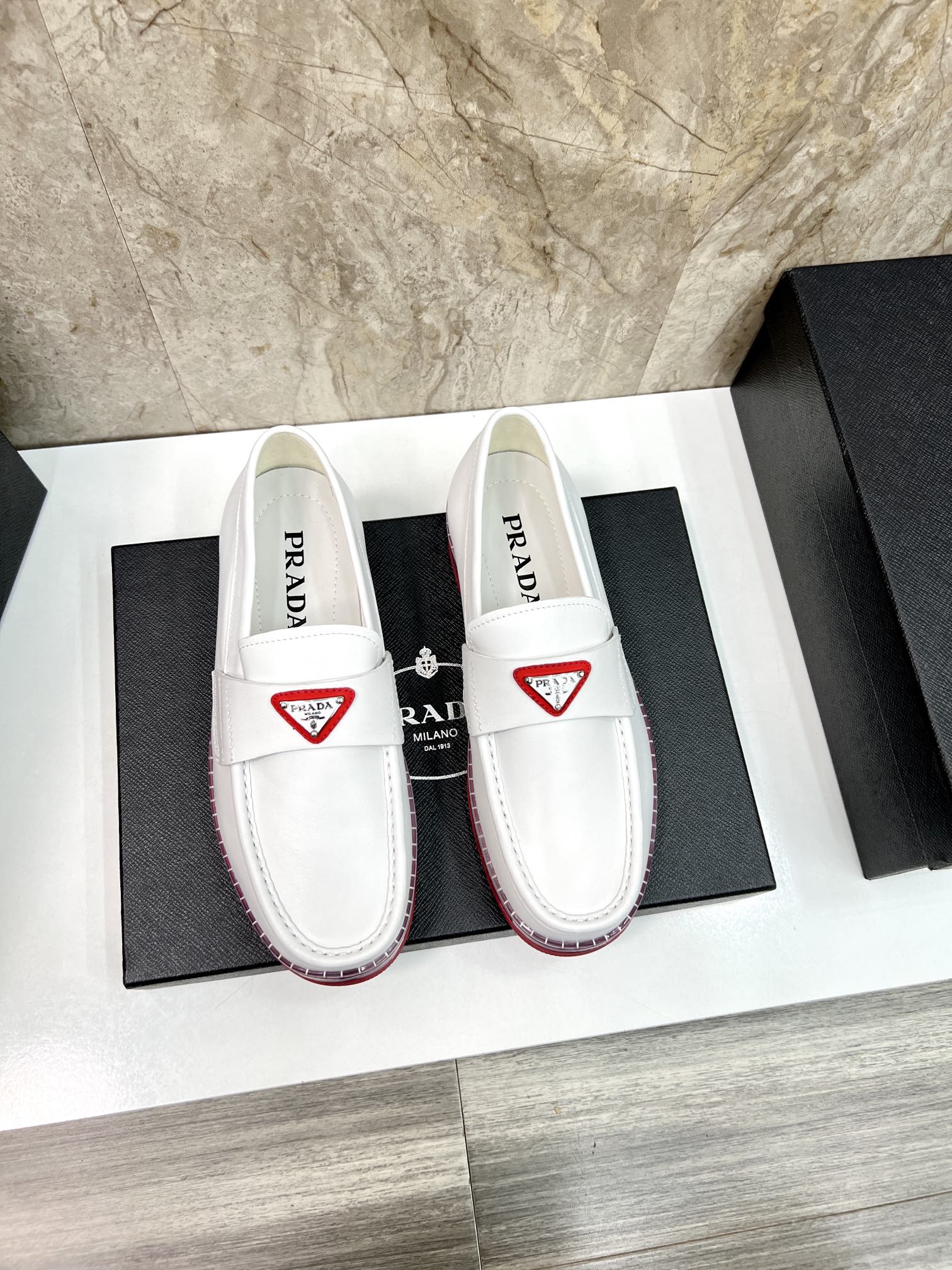 Precio real PRADA/Los nuevos mocasines de piel de Prada con suela de goma transparente. Estos mocasines de cu…
