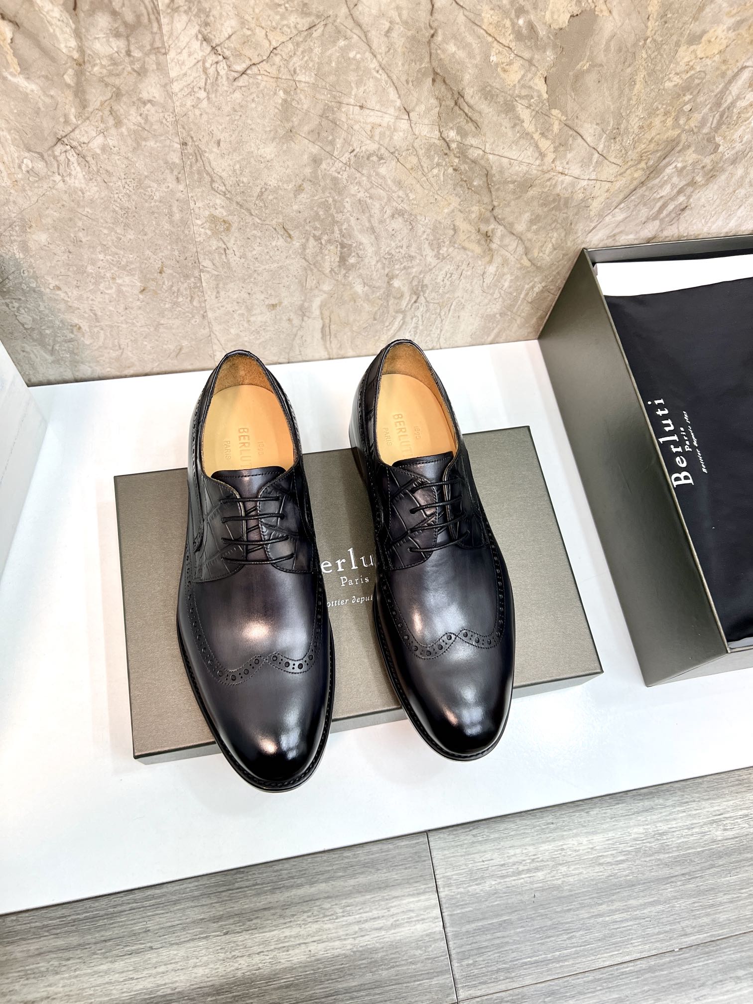 NO:279155,Berlut* Men's high-end leather shoes. The latest official releases new catwalk style. Imported cowhide material. Imported calf leather inside. Genuine leather outsole. Light and comfortable. Berlut* badges and logo prints capture visual highlights, three-dimensional relief. Scritto pattern. High-circular air compressed badge pattern, showing extraordinary attitude!  Size37-44 (37 customization), cowhide,Leather soles19860909Berlut* 布鲁提 男士高端皮鞋 官方最新发布走秀新款 进口牛皮材质 内里进口小牛皮 真皮大底 轻便舒适 .Berlut* 徽章和logo印花俘获视觉亮点,立体感浮雕 Scritto 图纹.高周波空压徽章图纹,彰显不凡态度！ Size37-44（37定制）,,cowhide,Leather soles,Men's shoes