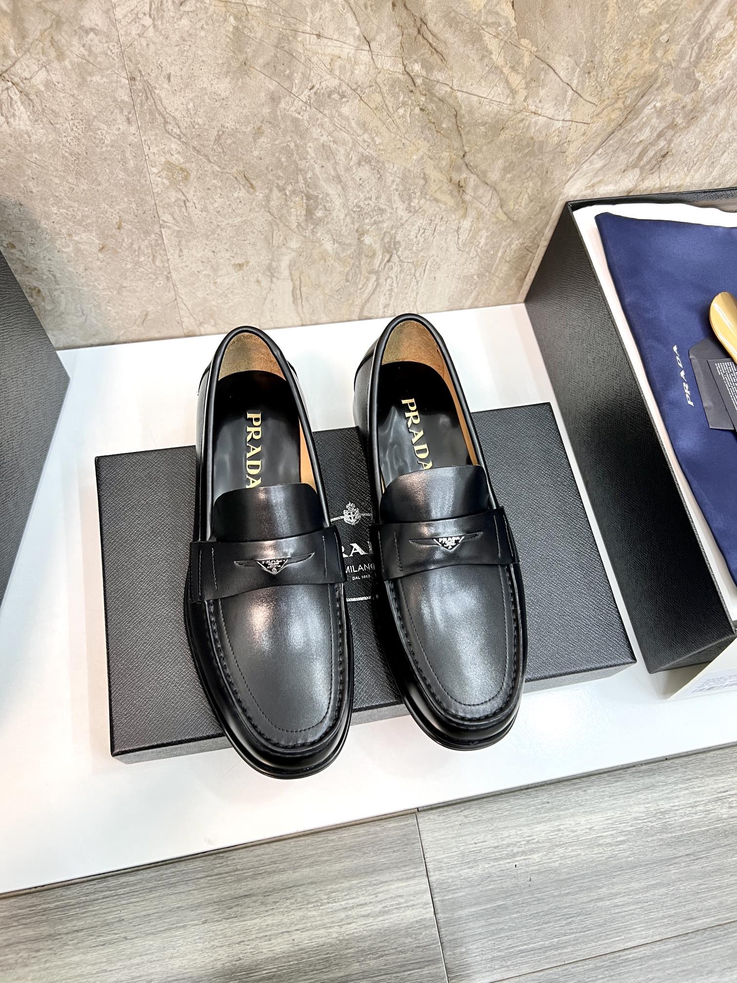 NO:284127,PRADA ~ Size 39–44 (38.45.46 customized) Pjia original official website new high-end men's leather shoes, top-level original single replica, using imported edge beads/calfskin, hand-painted color, calfskin breathable inner lining, original genuine leather sole!  , prada, cowhide, Leather soles19860909PRADA～ 码数39–44（38.45.46订做） P家原单官网新品男士高端皮鞋,顶级原单复刻,采用进口开边珠/小牛皮,手工擦色,小牛皮透气内里,原版真皮大底！,,prada,cowhide,Leather soles,Men's shoes