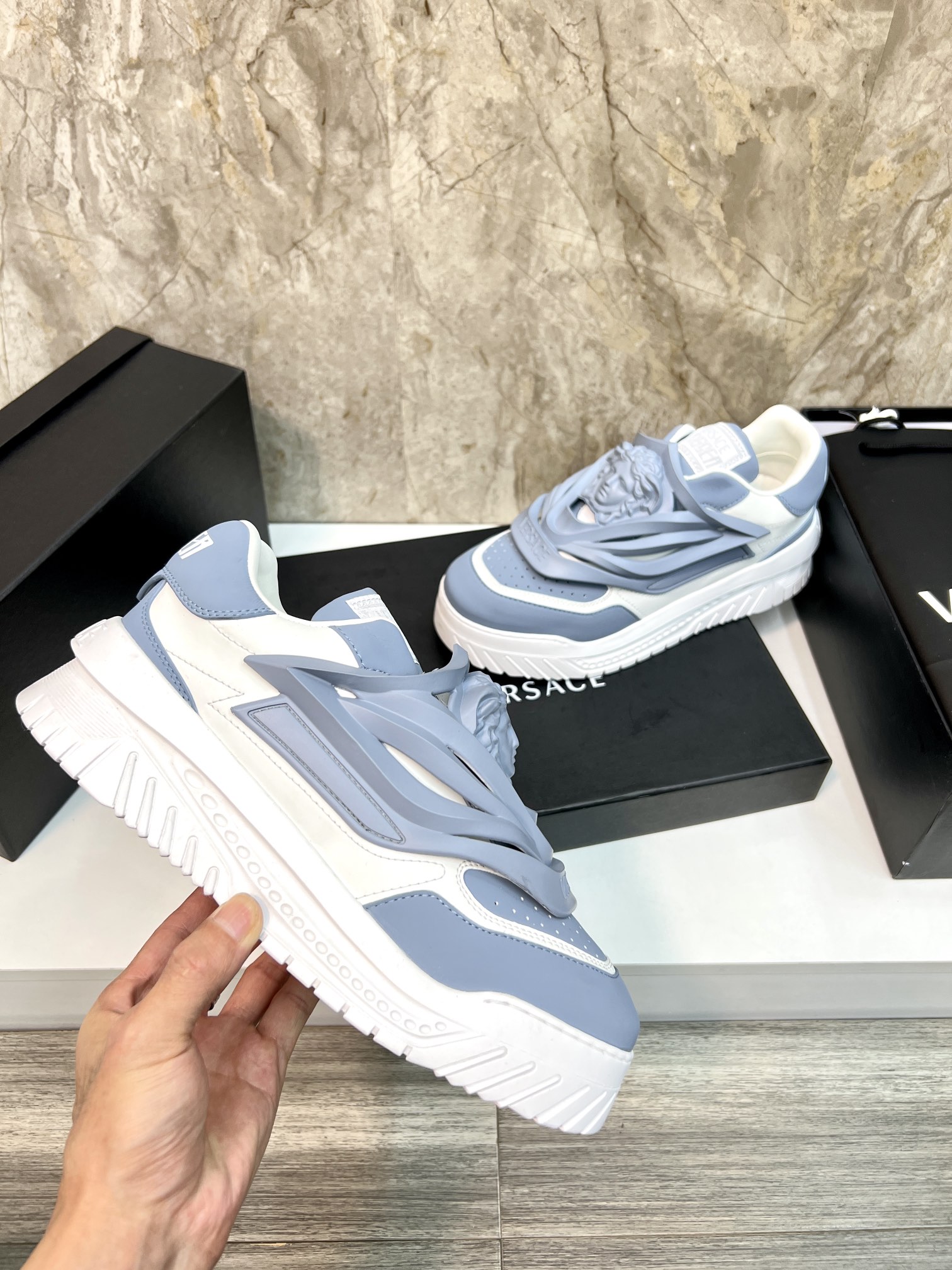 Las últimas zapatillas deportivas para hombre de Versace están a la venta simultáneamente en el sitio web ofi…