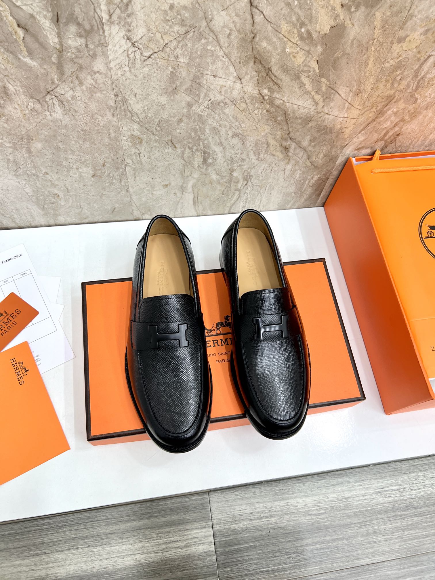 NO:272697,H Home New Herme* Herme Giovanni Leather Shoes Official Price RM B, 350 is made of imported cowhide/high mercerized frosted cowhide. The upper horizontal strap is decorated with palladium-plated Paris shoe buckle. The inner water dyed cowhide original leather outsole composite rubber bottom sheet enhances grip performance. The three-dimensional concave and convex logo shows luxury quality. The exquisite creation of a leisurely and elegant style. The classic and timeless elegant design shows fashionable and avant-garde style. Standard leather shoes sizes 39~44# (38.45. Custom made), hermes, hermes, loafers, cowhide, Leather soles19860909H家新品Herme* 爱马-仕 Giovanni乐福鞋皮鞋 官方售价RM B ,350采用进口牛皮/高丝光磨砂牛皮打造 鞋面横带饰镀钯Paris鞋扣 内里水染牛皮里 原版真皮大底复合橡胶底片 增强抓地性能立体凹凸感logo尽显奢华品质 精致做打造悠闲典雅风范一脚蹬穿着 经典隽永的优雅设计 彰显时尚前卫风格. 标准皮鞋码数39～44#（38.45.定做）批,,hermes,hermes,loafers,cowhide,Leather soles,Men's shoes