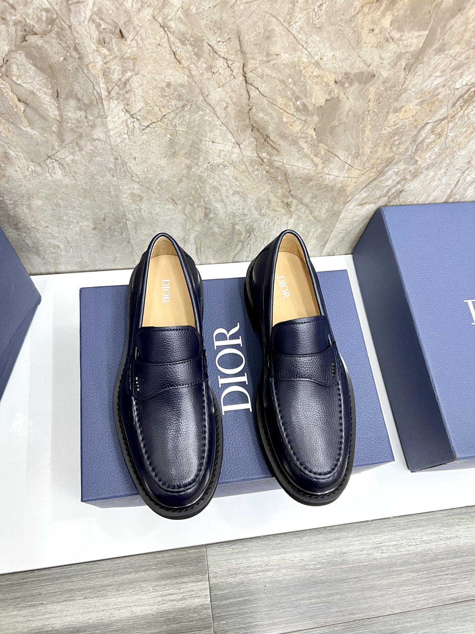 NO:272699,CD Home Di~Ao Men's Brock Derby Shoes New thick-soled leather shoes are made of imported black smooth cowhide/slim beads and bright leather. The inner lining is black water-dyed calfskin inner lining silver logo cowhide feet mat with heel and webbing lift ring four-perforated shoelaces lace-up design is quite modern urban style. Featured circle wrapped along a strip of car lines Lightweight foamed sole Thick sole Heel height about 2CM ultra-lightweight thick-soled thick-soled shoes Matched with formal or casual style Standard leather shoes size 39~44# (customized for 38.45), dior, cowhide19860909CD家 迪～奥 男士布洛克德比鞋 新品厚底皮鞋 采用进口黑色光滑牛皮/开边珠亮皮打造 制作. 内里黑色水染小牛皮内里 银标logo牛皮脚垫 后跟加入织带提环 四孔眼鞋带 系带设计 颇具现代都市格调. 特色周圈沿条车线包裹 轻质发泡大底 厚底跟高约2CM左右超轻便增高厚底鞋 与正装或休闲造型搭配 标准皮鞋码数39～44#（38.45定做）批,,dior,cowhide,Men's shoes