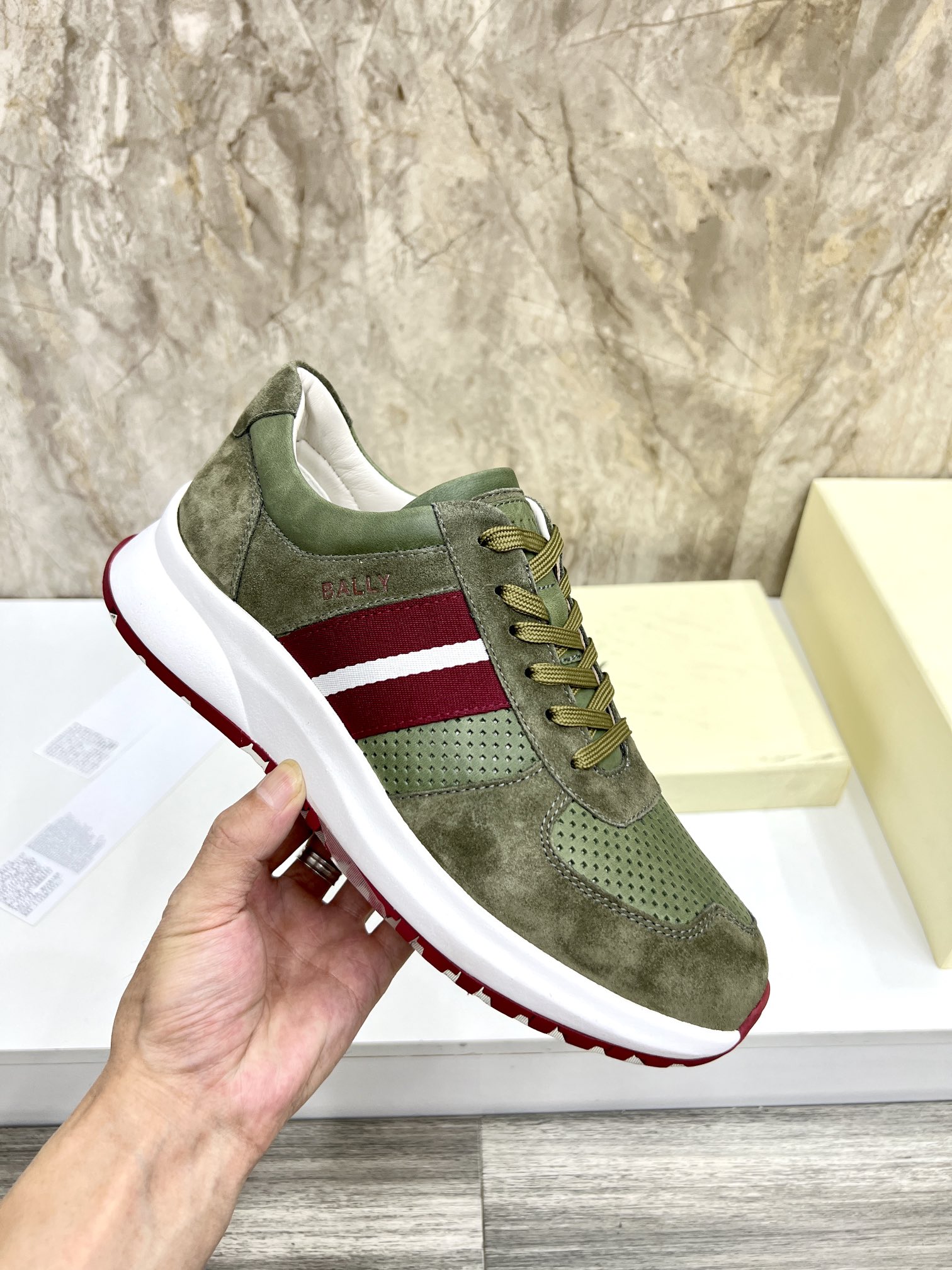 NO:273043,New product Ball*_High-end classic men's sneakers. Imported calfskin, limited spring and summer style, genuine leather edged shoe mouth. B's unique classic hardware, rare boutique with original packaging shoe box. Size39-44.,,sneakers,cowhide19860909新品 Ball*_高端男士经典运动鞋. 进口小牛皮 春夏风格限定精品, 真皮包边鞋口 B家独有经典五金,不可多得的精品 配原厂包装鞋盒. Size39-44.,,sneakers,cowhide,Men's shoes