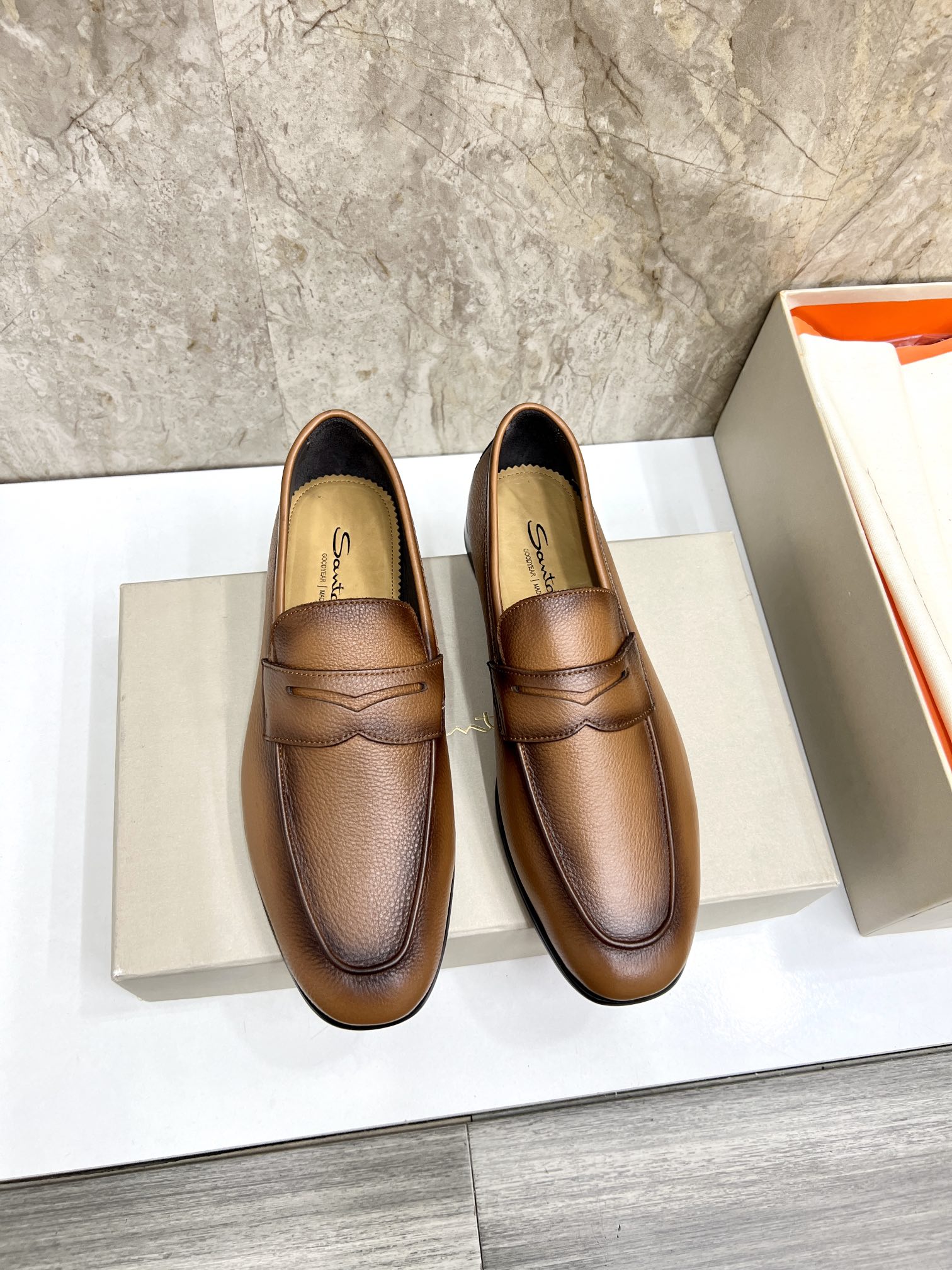 NO:273046,Santoni's latest men's casual leather shoes, this fabric is made of imported calfskin soft and comfortable cowhide insoles, with logos and genuine leather sole, which is very comfortable!  39-44., cowhide,Leather soles19860909Santoni圣东尼最新款男士休闲皮鞋,本款面料选用进口小牛皮柔软舒适 牛皮鞋垫,鞋垫饰有标志、真皮大底 非常舒适！ 码数39-44.,,cowhide,Leather soles,Men's shoes