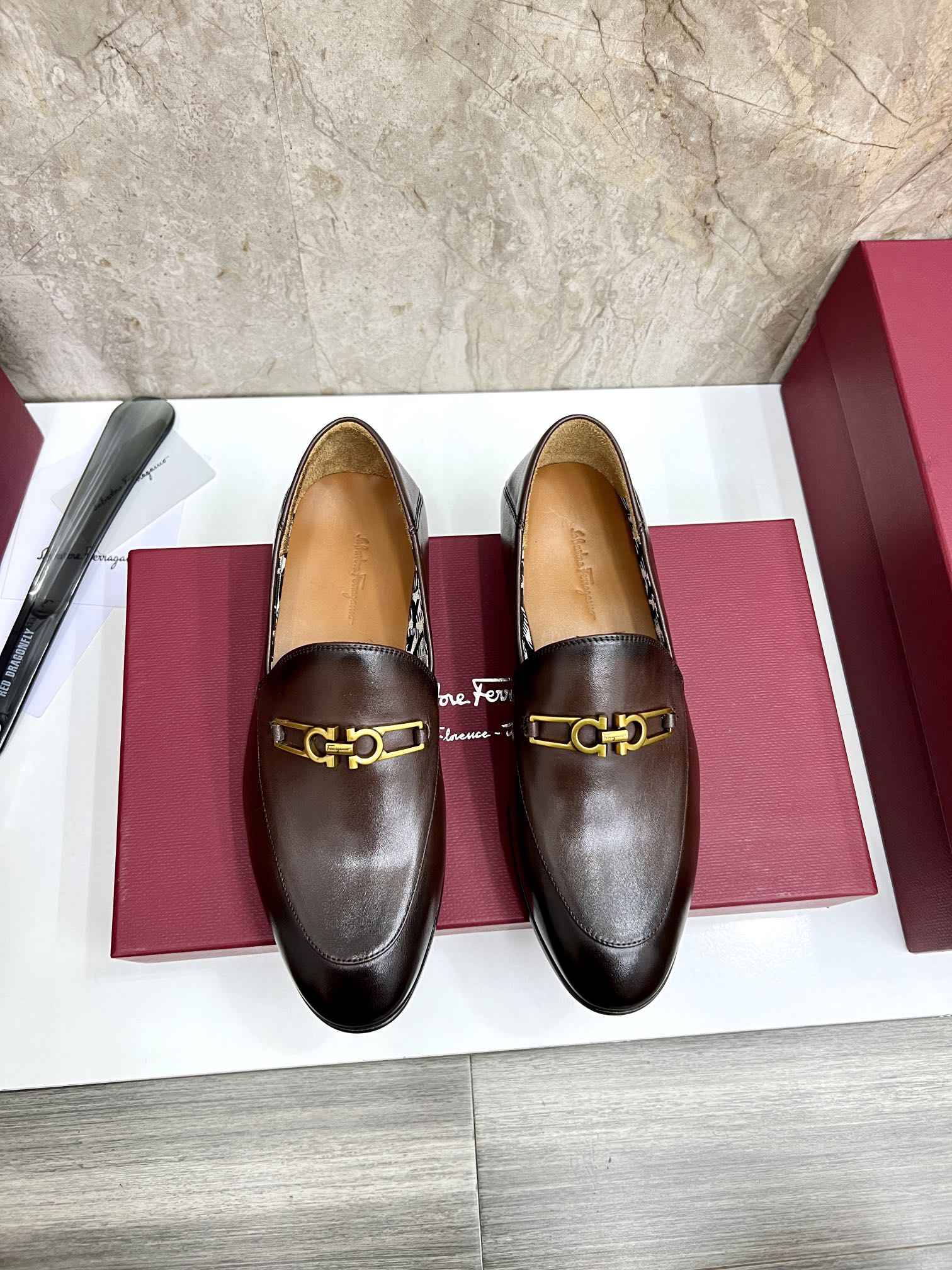 NO:277424,SF Fila** The counter is synchronized with new models. Men's loafers can be casual and formally dressed. The classic style reflects the fashionable charm of the formal wear, and the proportions of the new design are more modern. This loafer is made of imported beaded cowhide/fine calf leather material. The upper is decorated with private molded gold and silver two-color Gancini buckles, and the double-line edged edge details add fashionable charm. It adopts a special 