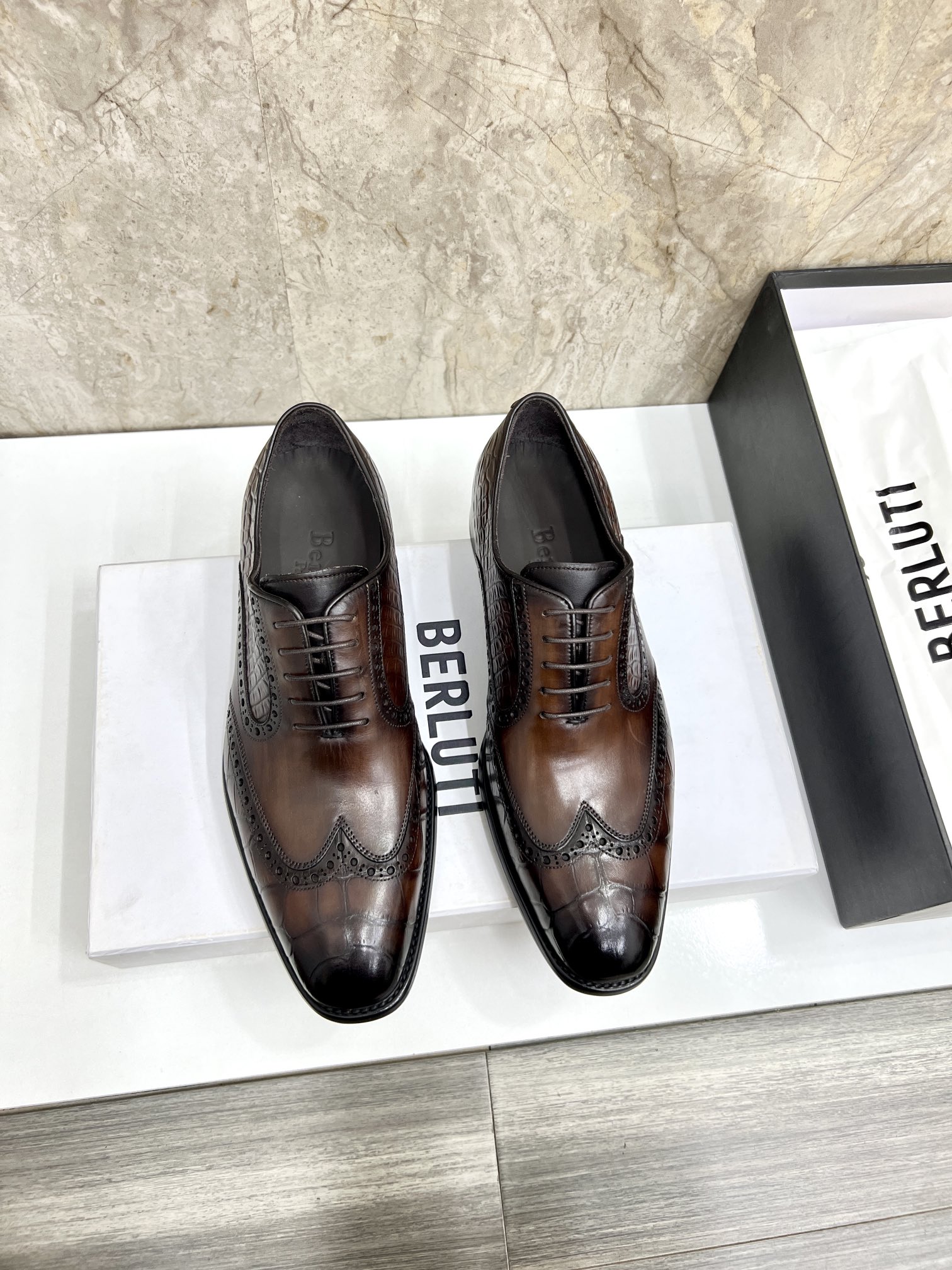 NO:271347,Berlut* Berlut New men's hand-painted formal leather shoes shipped to select high-quality imported calfskin crocodile embossed uppers. Hand-painted color craftsmanship and processing effect. Semi-godine cold sticking craftsmanship. Quite and atmospheric. Ancient embossed genuine leather sole, showing the texture of the leather material to be exquisite and exquisite. The leather horizontal belt decoration is more hand-made. The inner inner dyed calfskin is a leather rubber combination combination. The anti-slip effect is excellent. A pair of shoes with artistic charm. It is available for sale with original private mold badge shoehorn original customized packaging!  Color black gray brown Standard leather shoes size 39～44# (custom made in 38.45), cowhide, Leather soles19860909Berlut* 布鲁提 新款男士手工擦色正装皮鞋出货甄选优质进口小牛皮鳄鱼压纹鞋面 手工擦色工艺处理效果 半固特异冷粘工艺 古朴大气 古文压花真皮大底,将皮料质感展现得淋漓精致同材质皮革横带装饰 更显手工特色内里本染小牛皮 真皮橡胶组合大底防滑效果极好 很有艺术韵味的一双鞋子 搭配原版私模徽章鞋拔原版定制包装发售！ 颜色黑色 灰色 棕色 标准皮鞋码数39～44#（38.45定做）,,cowhide,Leather soles,Men's shoes