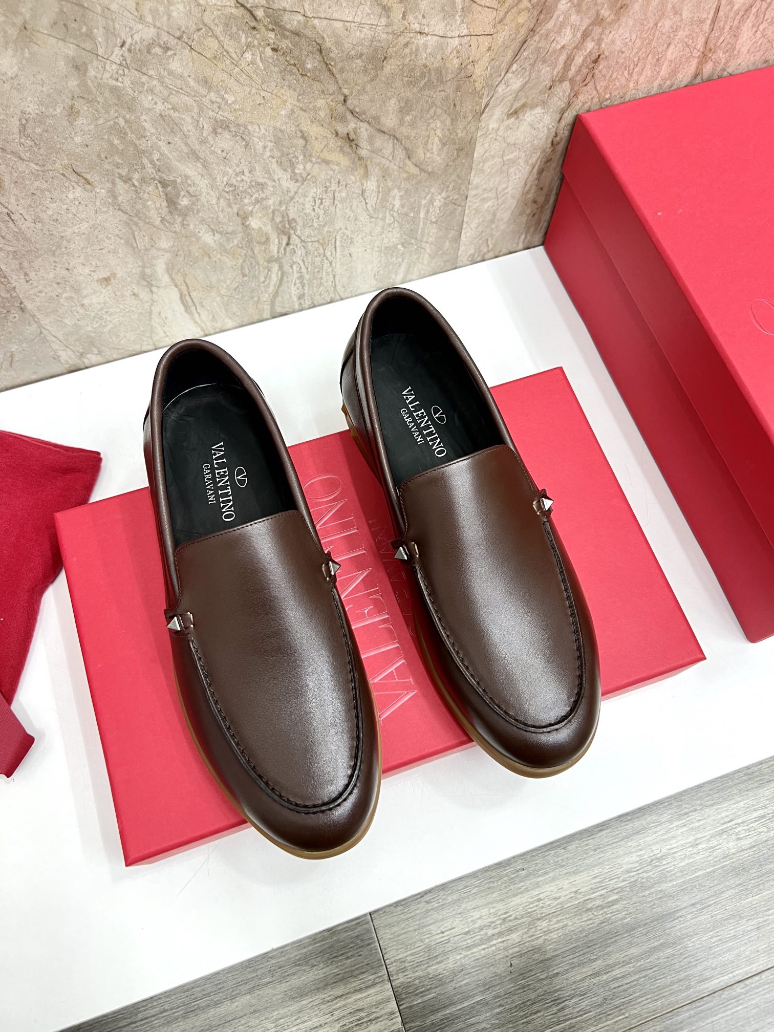NO:272690,The new Valen Drive Mocasin shoes interprets the classic Valen ~ina shoe shape in a modern style. This driving Mocasin shoes are made of cowhide and are exquisite and fashionable. The upper is tied with a braided leather shoelace, fixed by Gancini single buckle. It is paired with a rubber sole and uses a Tubular bag-like structure to fix the upper. This handmade craftsmanship includes a series of fine processes to create a light texture and exquisite finish. Size 38-44 (45 customized. Buy, valentino, valentino, cowhide19860909新款华伦开车莫卡辛鞋 以现代风格诠释Valen～ina经典鞋型,这款开车莫卡辛鞋由牛皮制成,精致时髦.鞋面带编织皮革鞋带,由Gancini单扣固定.搭配橡胶鞋底,采用Tubular袋状结构固定鞋面.这道手工工艺包含一系列精细流程,营造轻盈质感与精致的饰面效果. 码数38-44（45订做.批,,valentino,valentino,cowhide,Men's shoes