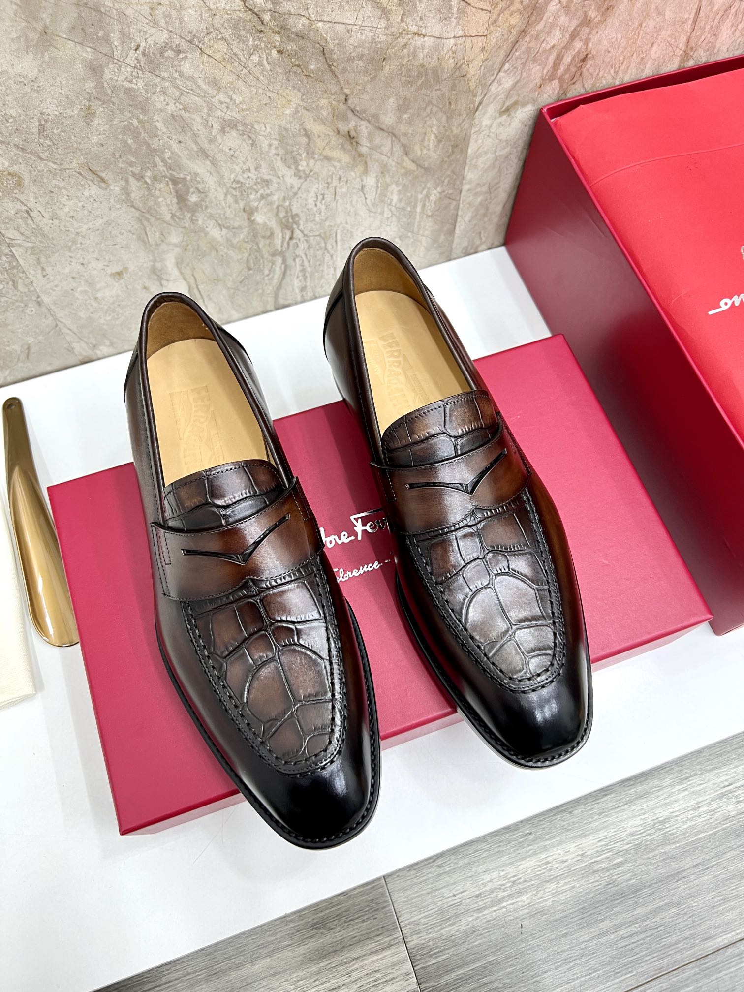 NO:273048,SF Fila** The counter is synchronized with new models. Men's loafers can be casual and formally dressed. The classic style reflects the fashionable charm of the formal wear, and the proportions of the new design are more modern. This loafer is made of imported open-edged beaded cowhide/fine calf leather material. The upper is decorated with private molded gold and silver two-color Gancini buckles, and the double-line edged edge details add fashionable charm. It adopts a special 