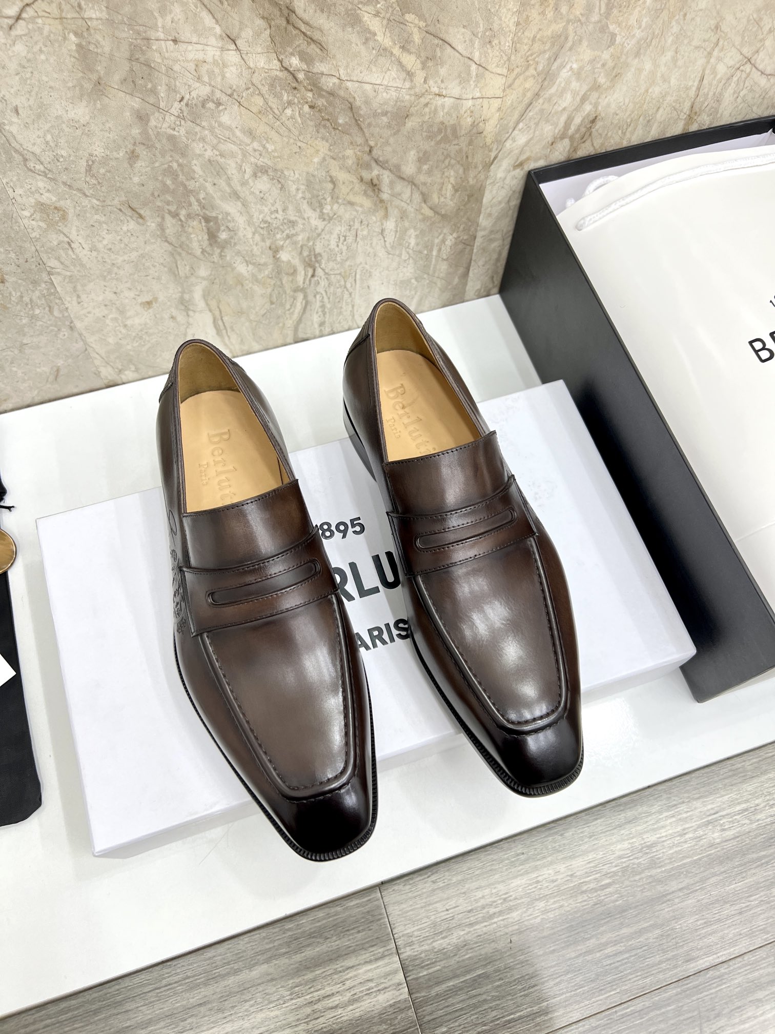 NO:273050,Berlut* Berlut New men's hand-painted loafer leather shoes shipped, easy driver's shoes, selected high-quality imported calfskin crocodile embossed upper, hand-painted color craftsmanship, semi-godine cold sticking process, simple and atmospheric, showing the texture of the leather to be drizzled exquisite and elegant, the same material leather horizontal belt decoration, more hand-made specialty, water-dyeed calfskin, Italian genuine leather sole, badge pattern, rubber bottom added to the heel to enhance grip performance, excellent anti-slip effect, a pair of shoes with artistic charm and original private mold badge shoehorn!  Original custom packaging is available in three colors!  Standard leather shoes size 39～44# (38.45.46 customized) batch, loafers, cowhide, Leather soles19860909Berlut* 布鲁提 新款男士手工擦色乐福鞋皮鞋出货 一脚蹬简便款司机鞋 甄选优质进口小牛皮鳄鱼压纹鞋面 手工擦色工艺处理效果 半固特异冷粘工艺 古朴大气 将皮料质感展现得淋漓精致同材质皮革横带装饰 更显手工特色内里水染小牛皮 意大利真皮大底 鞋底有徽章图纹 后跟加入橡胶底片增强抓地性能 防滑效果极好 很有艺术韵味的一双鞋子搭配原版私模徽章鞋拔！ 原版定制包装三色发售！标准皮鞋码数39～44#（38.45.46定做）批,,loafers,cowhide,Leather soles,Men's shoes