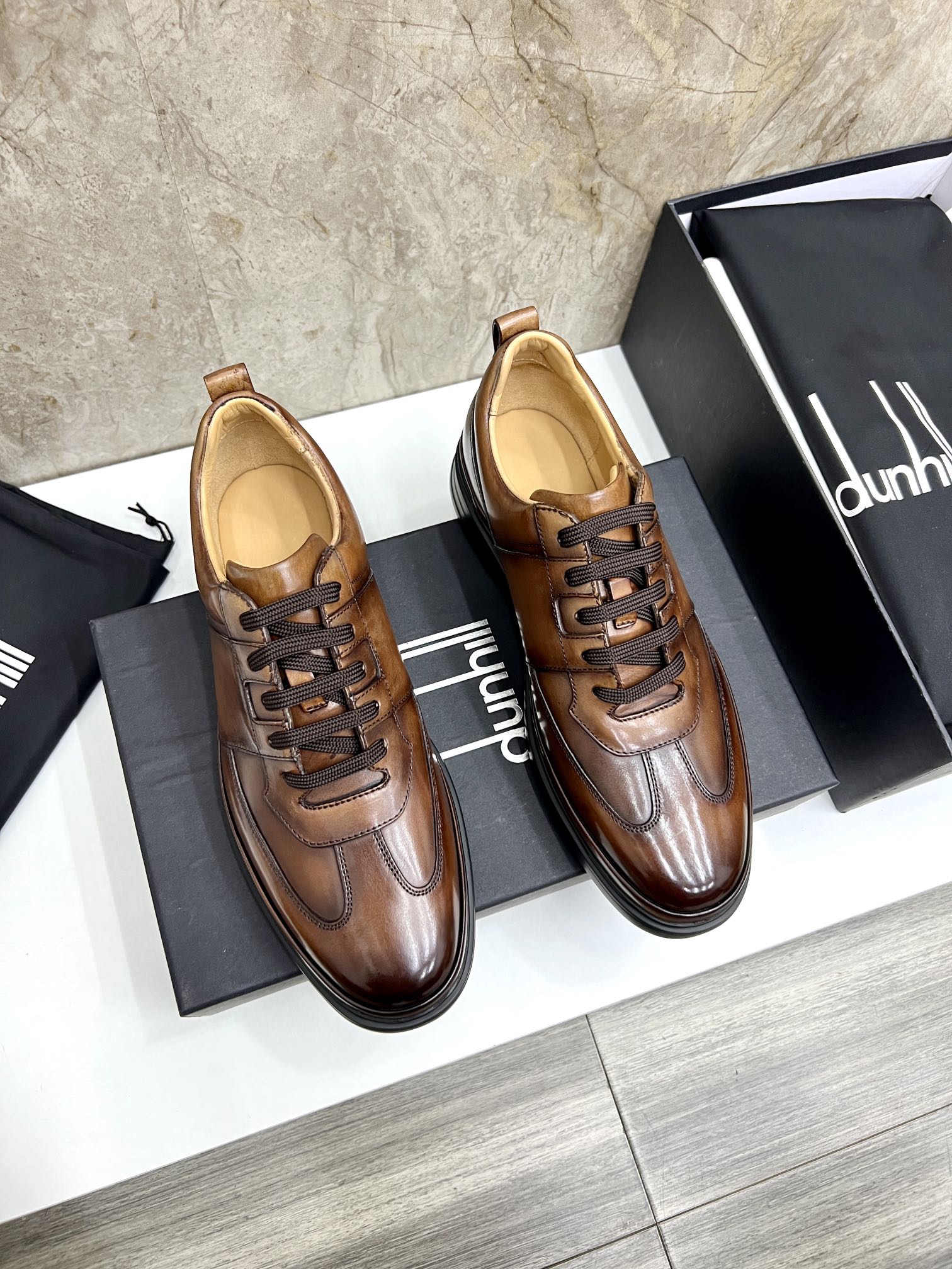 NO:273777,Dunhill (Dunhill) Yang Yang endorsed Legacy tennis sneakers. New early spring white lace-up casual shoes for men. Dunhill was founded in the UK in 1893 by ALfred dunhill, a young entrepreneur and inventor in the UK. After a century of growth, Dunhill has become a world-renowned luxury brand. Dunhill designs men are unique, inspired by the traditional British style and combined with modern innovative design to create a fashionable look. New men's casual color-blocking sneakers are made of Italian calf leather fabric, with punched design on the sides, serrated eyelids, and the heel of the tongue has an iconic logo. With cowhide leather toe trim, the tread pattern on the rubber sole is inspired by Dunhill's car tradition. The upper is made of gold embossed brand long tail logo, matched with details on the serrated edges and racing stripes in contrasting colors.  Inner primary color calf leather design, insole synchronization, high elastic PU insole design, comfortable and lightweight feet, black and white, official synchronization, single product height increased by 3.5cm, thick sole design for men. Two-color refreshing and comfortable models are available in stock, unique style men's shoes, elegant and fresh on the feet, easy to match, complete Size size marks, standard leather shoes size 39–44 (37, 38 customized) batch,, sneakers, cowhide19860909Dunhill（登喜路）杨洋代言 Legacy网球运动鞋 早春新品男士白色系带休闲鞋  Dunhill1893年在英国创于一位年轻企业家和发明家——ALfred dunhill之手,历经百年成长为世界知名奢侈品牌 Dunhill设计男士别具一格,以英国传统风格为灵感,结合现代创新设计,打造时尚造型 新品男士休闲拼色运动鞋,采用意大利小牛皮面料拼色,侧面带有冲孔设计,锯齿眼片,鞋舌后跟带有标志性logo 带有牛皮革鞋头饰边,橡胶鞋底的胎面花纹灵感来自 Dunhill 的汽车传统.鞋面采用金色浮雕品牌长尾标识,搭配锯齿边缘的细节和对比色的赛车条纹图案. 内里原色小牛皮设计,鞋垫同步,高弹PU鞋垫设计,脚感舒适轻便,黑色、白色,官方同步一致,单品增高3.5cm,为厚底设计男款 两色清爽舒适款现货发售,别具风格男士鞋履,上脚气质高雅清新,好搭配Size码标齐全,标准皮鞋码数39–44（37、38定做）批,,sneakers,cowhide,Men's shoes