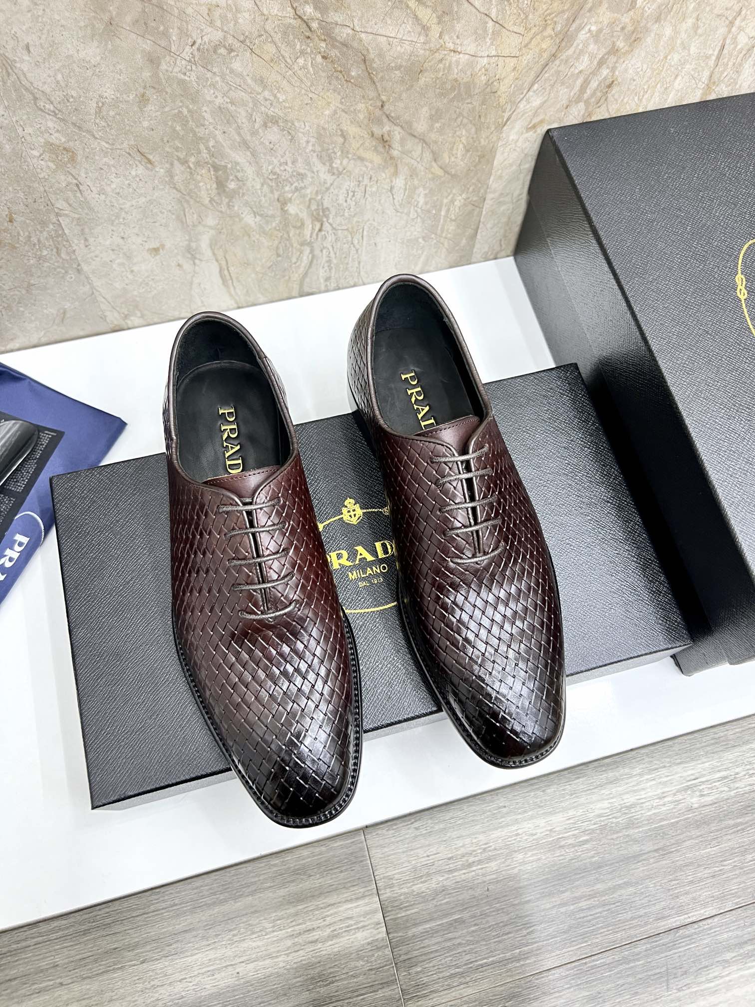 NO:273795,PRADA ~ Size 38-44 (45/46 customized P P home original list official website new high-end men's leather shoes, top-level original single replica, using imported edge beads/calfskin, calfskin breathable inner lining, original leather outsole!,,prada,cowhide,Leather soles19860909PRADA～ 码数38-44（45/46订做 P P家原单官网新品男士高端皮鞋,顶级原单复刻,采用进口开边珠/小牛皮,小牛皮透气内里,原版真皮大底！,,prada,cowhide,Leather soles,Men's shoes