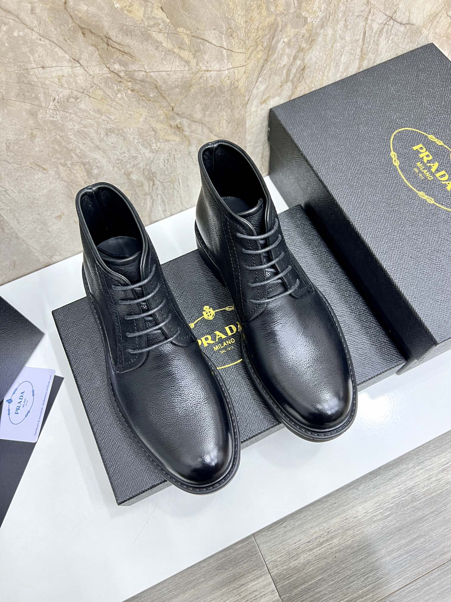 NO:620342,P's new Saffiano leather Chelsea short boots, the official show finale style. It adopts a tapered silhouette, showing exquisite fashion and full of modern flavor. Selected advantage tumbled calfskin, super soft and delicate, dyed calfskin inside. Standard P's feet. Leather sole with non-slip Vibraw rubber on the forefoot. Very comfortable. Highly recommended. British thin-soled and handsome version. Exclusive killer for men. Standard quality product for men's shoe cabinet. Comes with original box packaging.  Standard leather shoe sizes 38 to 44 (45 custom-made), Prada men's boots, prada, boots, cowhide19860909P家 新品Saffiano皮革切尔西短靴 官方秀场压轴款式 采用锥形廓形 尽显精致时尚,现代气息十足 精选优势摔纹小牛皮 超软细腻 内里本染小牛皮 标配P家垫脚 皮质鞋底前掌带防滑Vibraw 橡胶.舒适度极好 强烈推荐 偏英伦薄底帅气版型 男神专属杀器 男人鞋柜标配精品 配原盒包装 标准皮鞋码数38～44（45订做）,普拉达 男靴,prada,boots,cowhide,Men's shoes