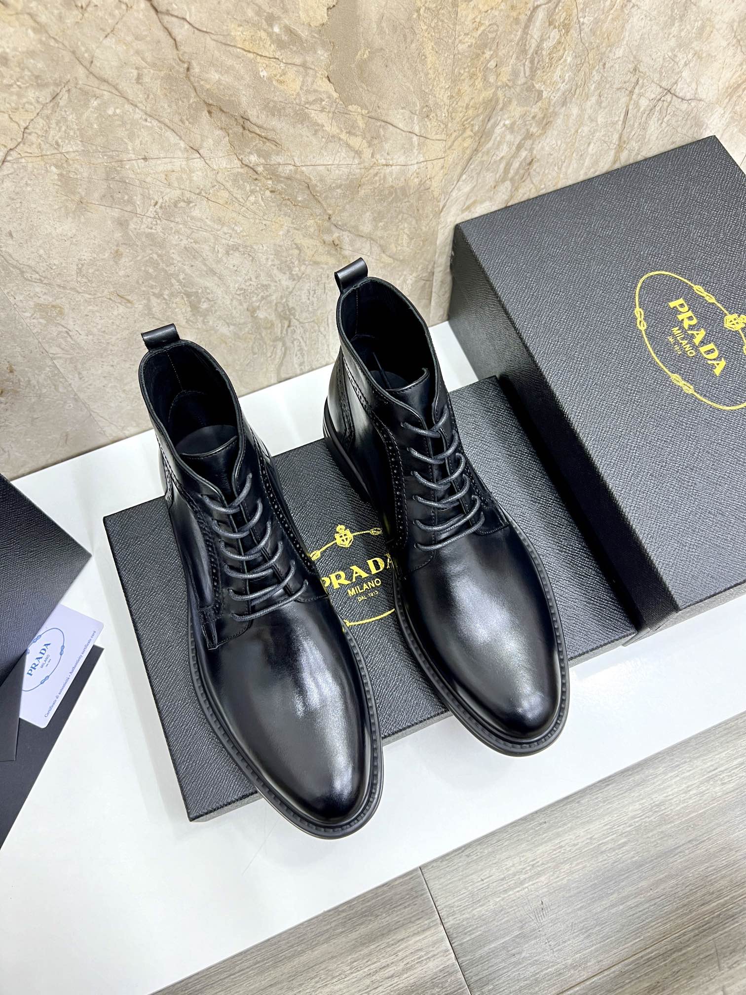 NO:587142,P's new Saffiano leather Chelsea short boots, the final style of the official show, adopts a tapered silhouette, showing exquisite fashion, full of modern flavor. Selected advantage tumbled calfskin, super soft and delicate, dyed calfskin inside, standard P's foot pads, leather soles with non-slip Vibraw rubber on the forefoot. Very comfortable, highly recommended, British thin-soled and handsome version, exclusive killer for men, standard quality products for men's shoe cabinets, with original box packaging  Standard leather shoe sizes 38 to 44 (45 custom-made), Prada men's boots, prada, boots, cowhide19860909P家 新品Saffiano皮革切尔西短靴 官方秀场压轴款式 采用锥形廓形 尽显精致时尚,现代气息十足 精选优势摔纹小牛皮 超软细腻 内里本染小牛皮 标配P家垫脚 皮质鞋底前掌带防滑Vibraw 橡胶.舒适度极好 强烈推荐 偏英伦薄底帅气版型 男神专属杀器 男人鞋柜标配精品 配原盒包装 标准皮鞋码数38～44（45订做）,普拉达 男靴,prada,boots,cowhide,Men's shoes