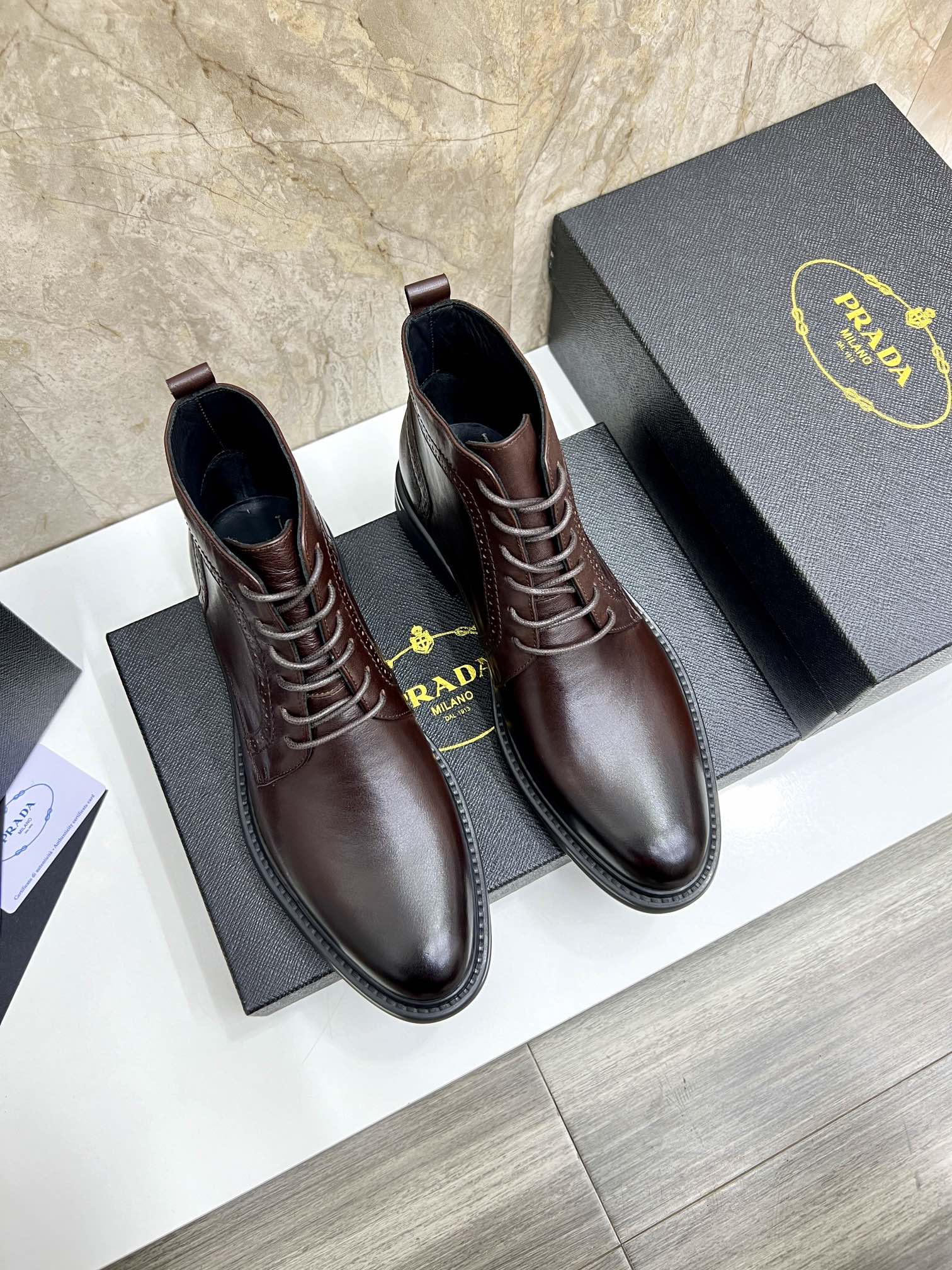 NO:620349,P's new Saffiano leather Chelsea short boots, official show finale style, using tapered silhouette, showing exquisite fashion, full of modern flavor, selected advantage tumbled calfskin, super soft and delicate, dyed calfskin inside, standard P's feet, leather soles with non-slip Vibraw rubber on the forefoot. Very comfortable, highly recommended, British thin-soled and handsome version, exclusive killer for men, standard quality products for men's shoe cabinets, with original box packaging, one size too large  Size 38～44 (45 customized), Prada men's boots, prada, boots, cowhide19860909P家 新品Saffiano皮革切尔西短靴 官方秀场压轴款式 采用锥形廓形 尽显精致时尚,现代气息十足 精选优势摔纹小牛皮 超软细腻 内里本染小牛皮 标配P家垫脚 皮质鞋底前掌带防滑Vibraw 橡胶.舒适度极好 强烈推荐 偏英伦薄底帅气版型 男神专属杀器 男人鞋柜标配精品 配原盒包装 偏大一码 码数38～44（45订做）,普拉达 男靴,prada,boots,cowhide,Men's shoes